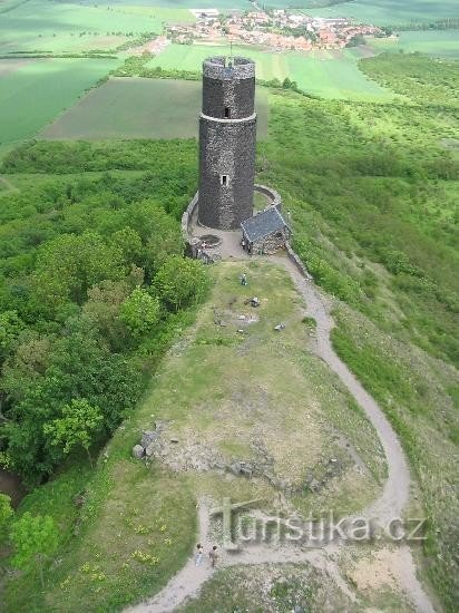 Hazmburk: vedere din turnul superior spre satul Slatina