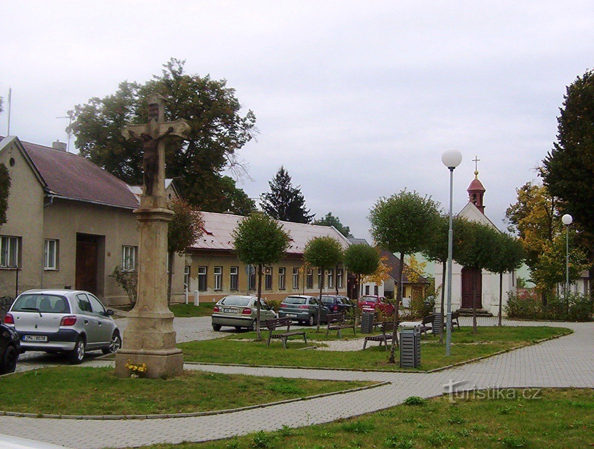 Praça Hejčín-Mrštík com uma cruz de 1745 e a capela de São João de Nepomuk de 1821-