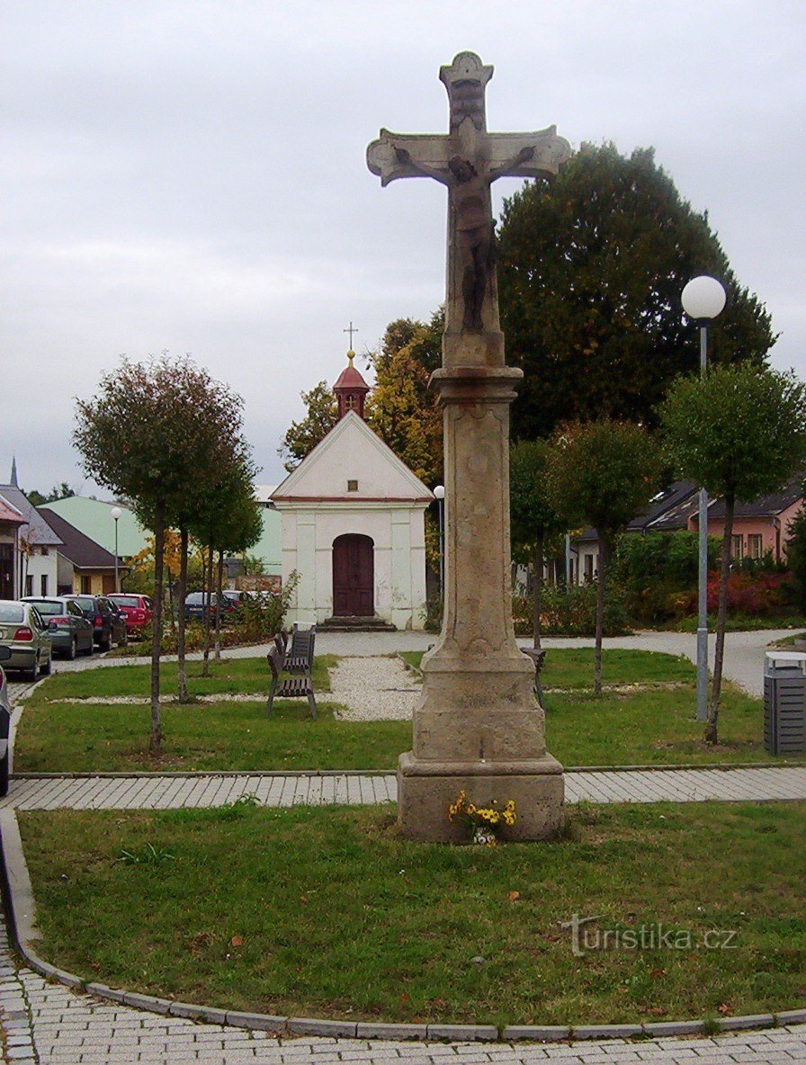 Plaza Hejčín-Mrštík con una cruz de 1745 y la capilla de San Juan Nepomuceno de 1821-