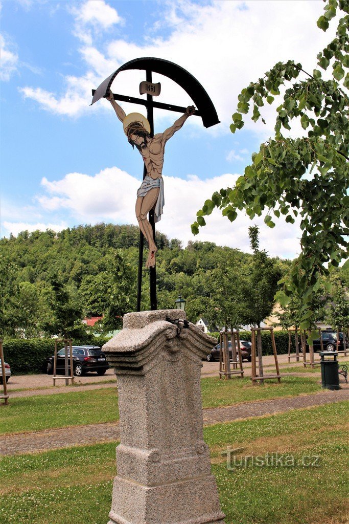 Hejnice, krzyż na terenie klasztoru