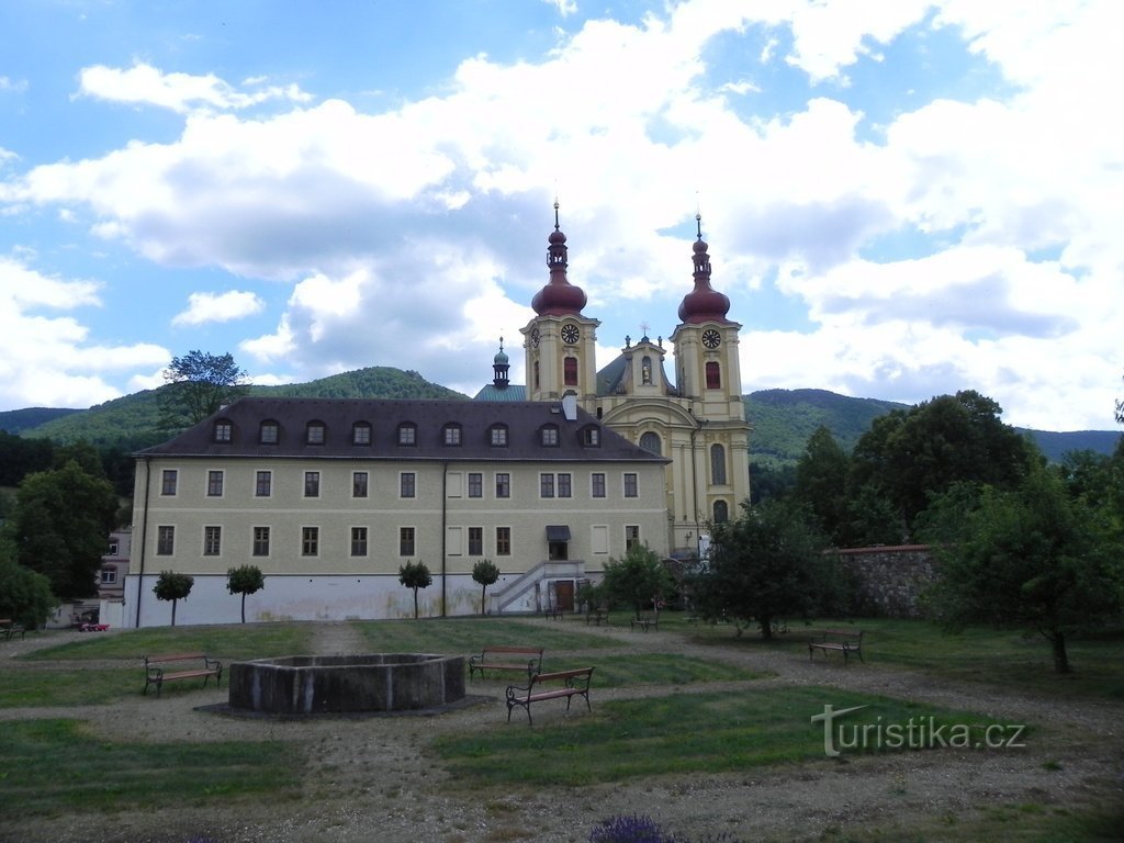 Hejnice, pohled na klášter z klášterní zahrady