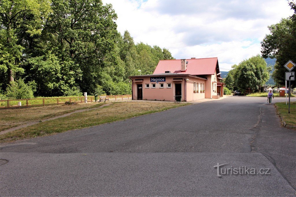 Hejnice, dworzec PKP, widok z parkingu