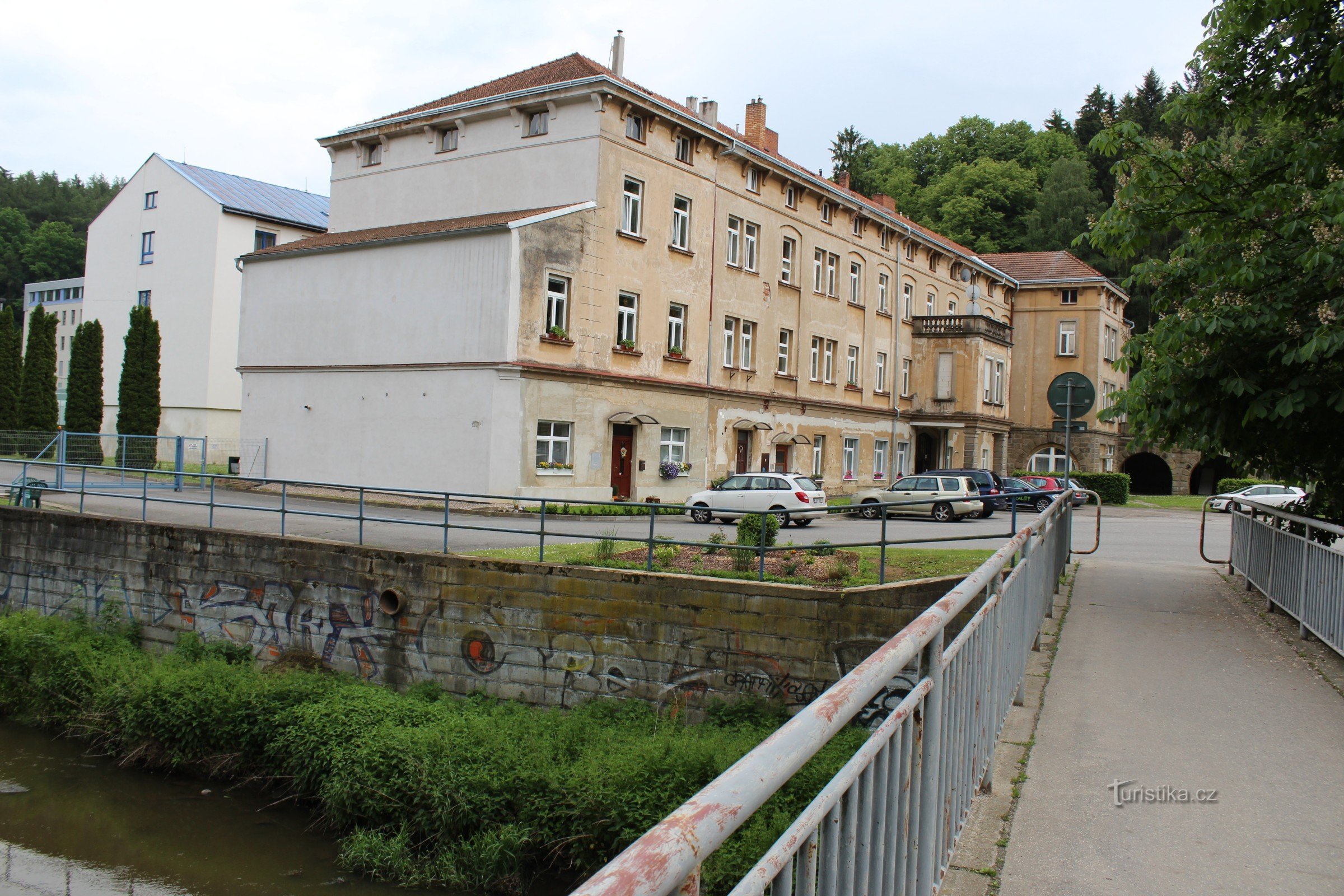 Helenín - passerelle sur la rivière