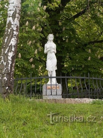 Helenka: Statuen af ​​Helenka ved Podkomorská hájenka.