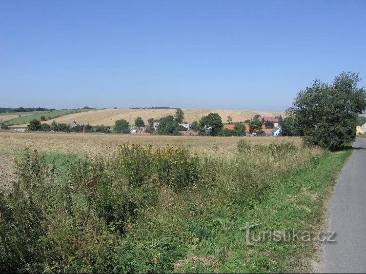 Heřmanice bij Oder: Gezicht op het dorp, vanaf de weg naar Vítovka