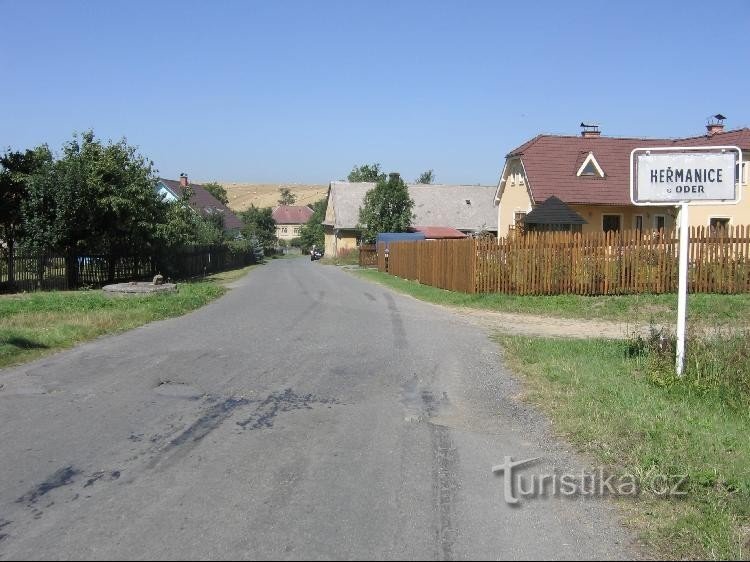 Heřmanice u Oder: Entrance to the village, from the direction of Vítovka