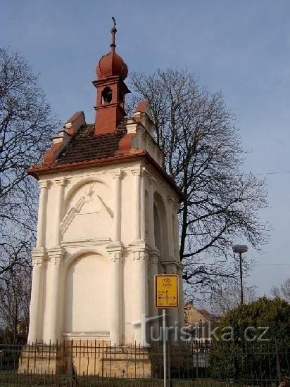 Heřmanův Městec 1: se encuentra en el paisaje ligeramente ondulado de las estribaciones de las Montañas de Hierro, en el territorio