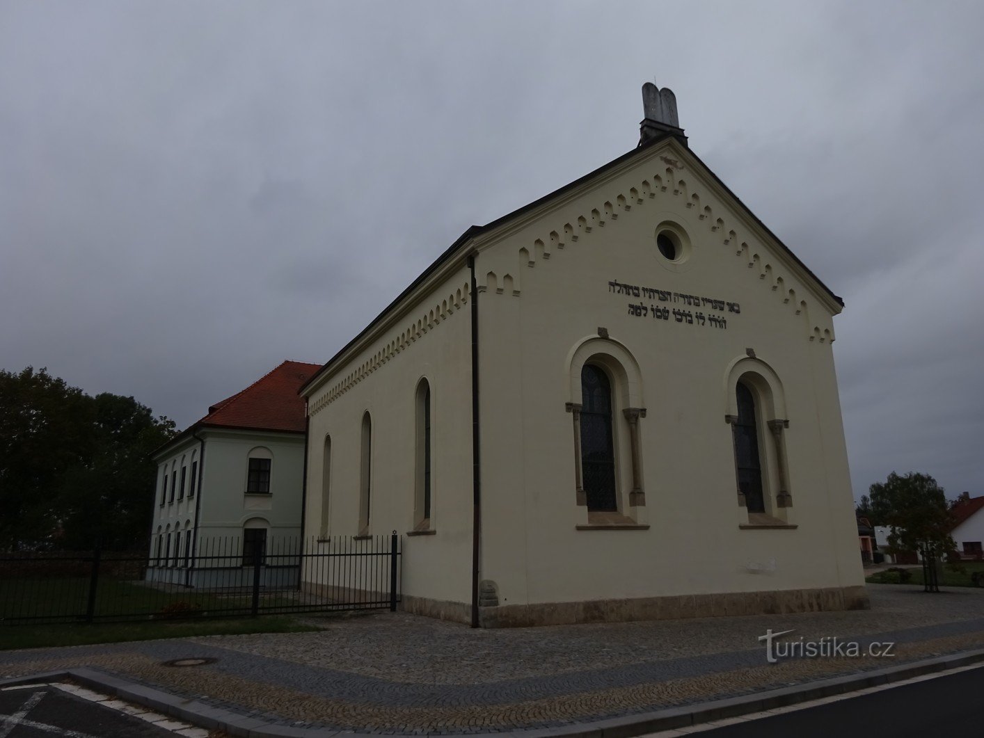 Heřmanův Městec og en jødisk synagoge med en skole