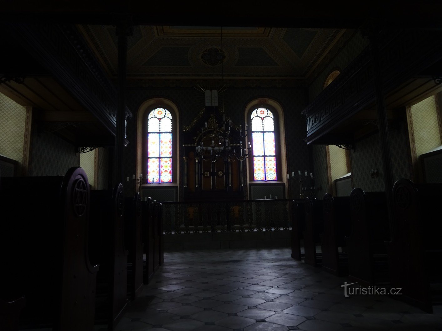 Heřmanův Městec en een Joodse synagoge met een school