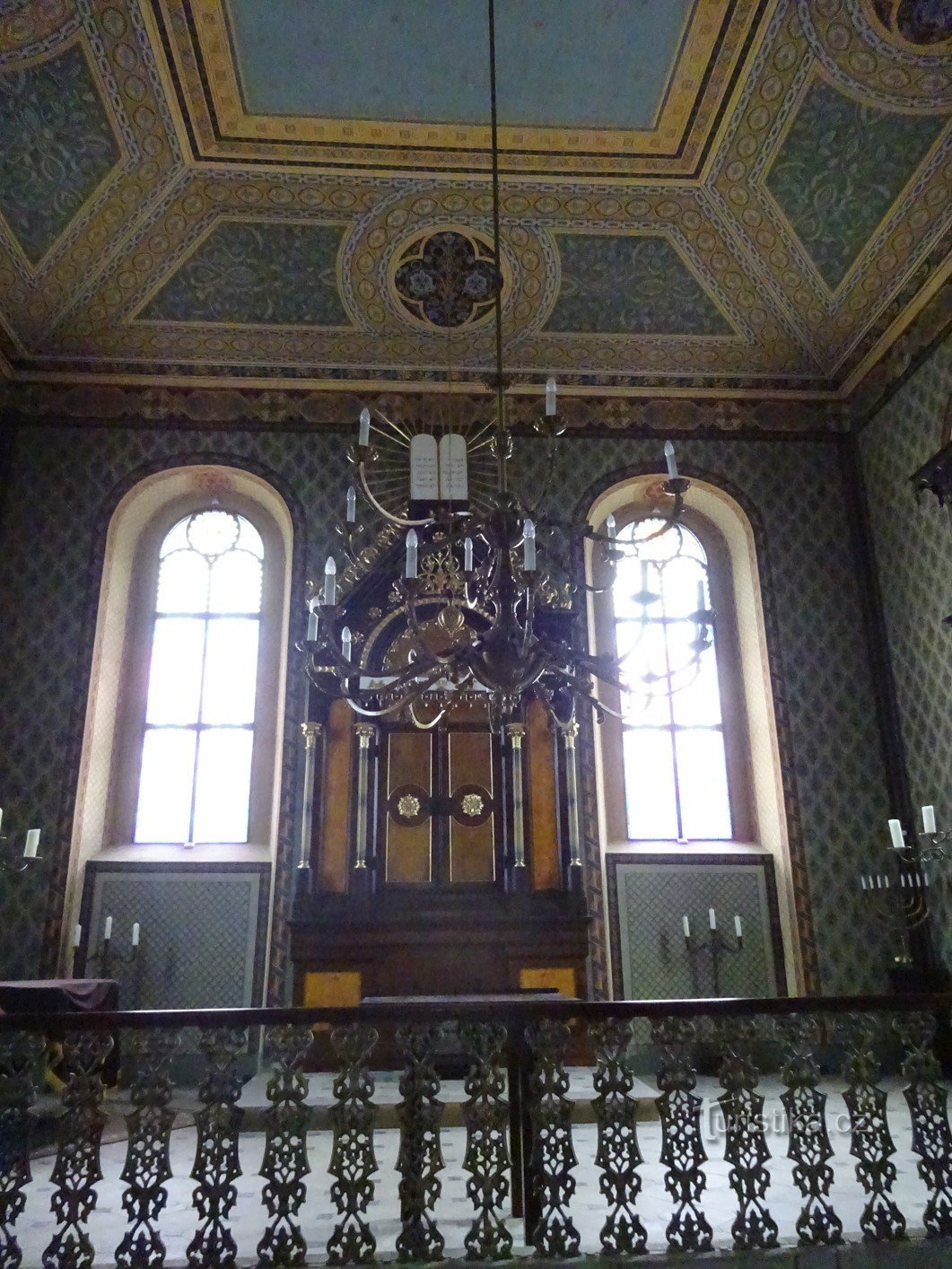 Heřmanův Městec en een Joodse synagoge met een school