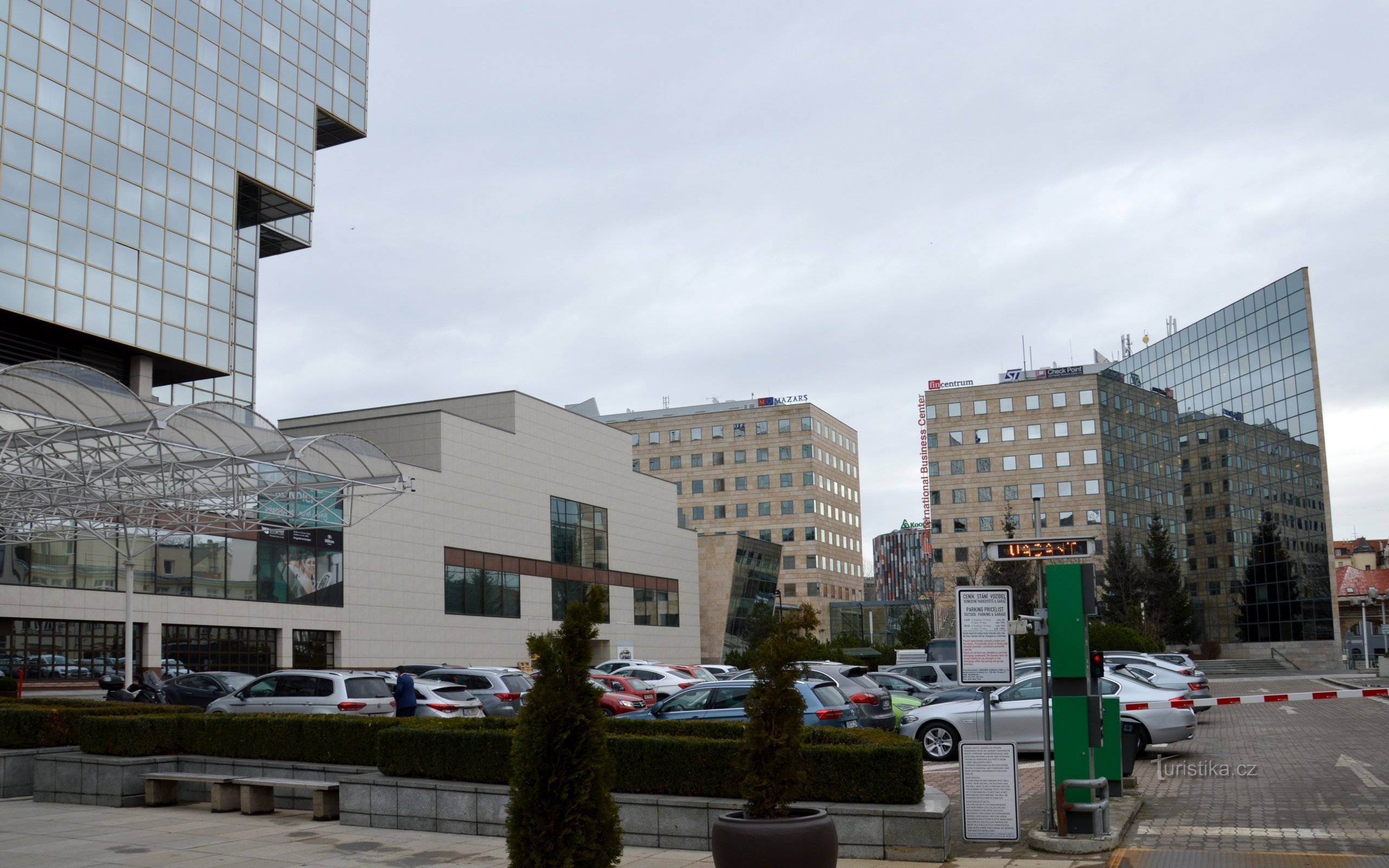 Hilton avec la salle des congrès depuis le parking, Business Center à l'arrière