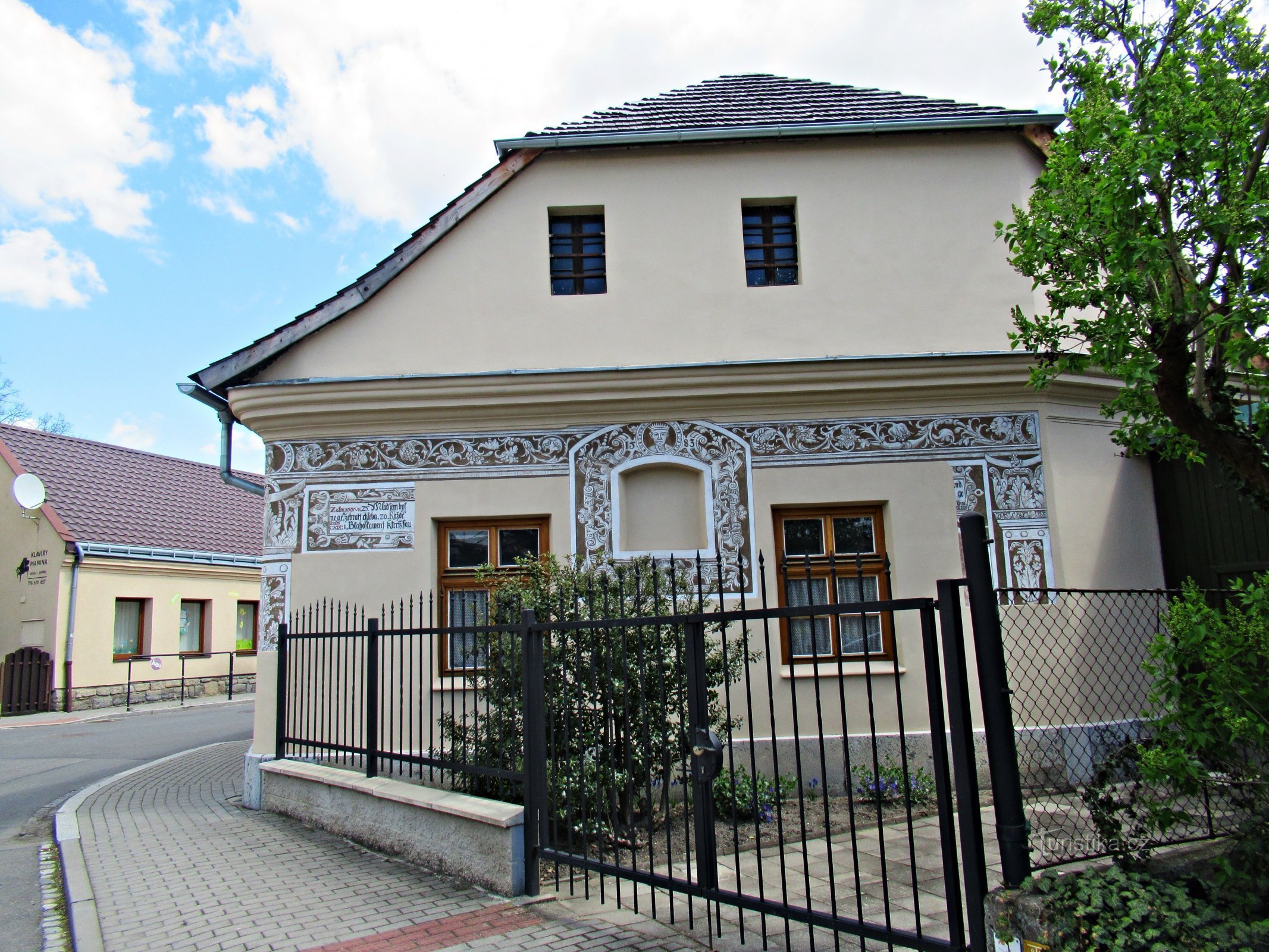 Historická budova se sgrafitovou výzdobou v Hranicích