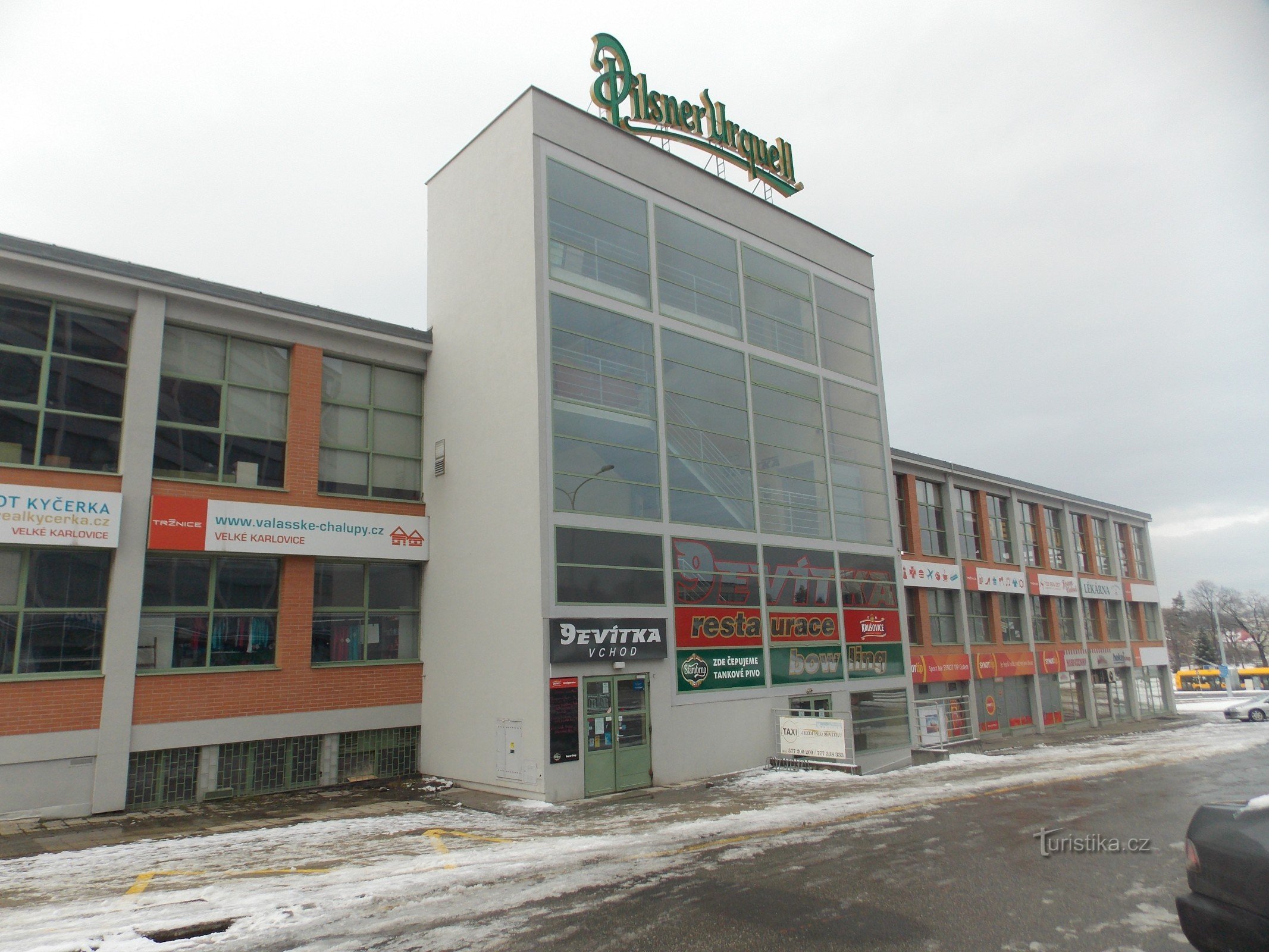 El edificio histórico de la Plaza del Mercado en la plaza Prače en Zlín