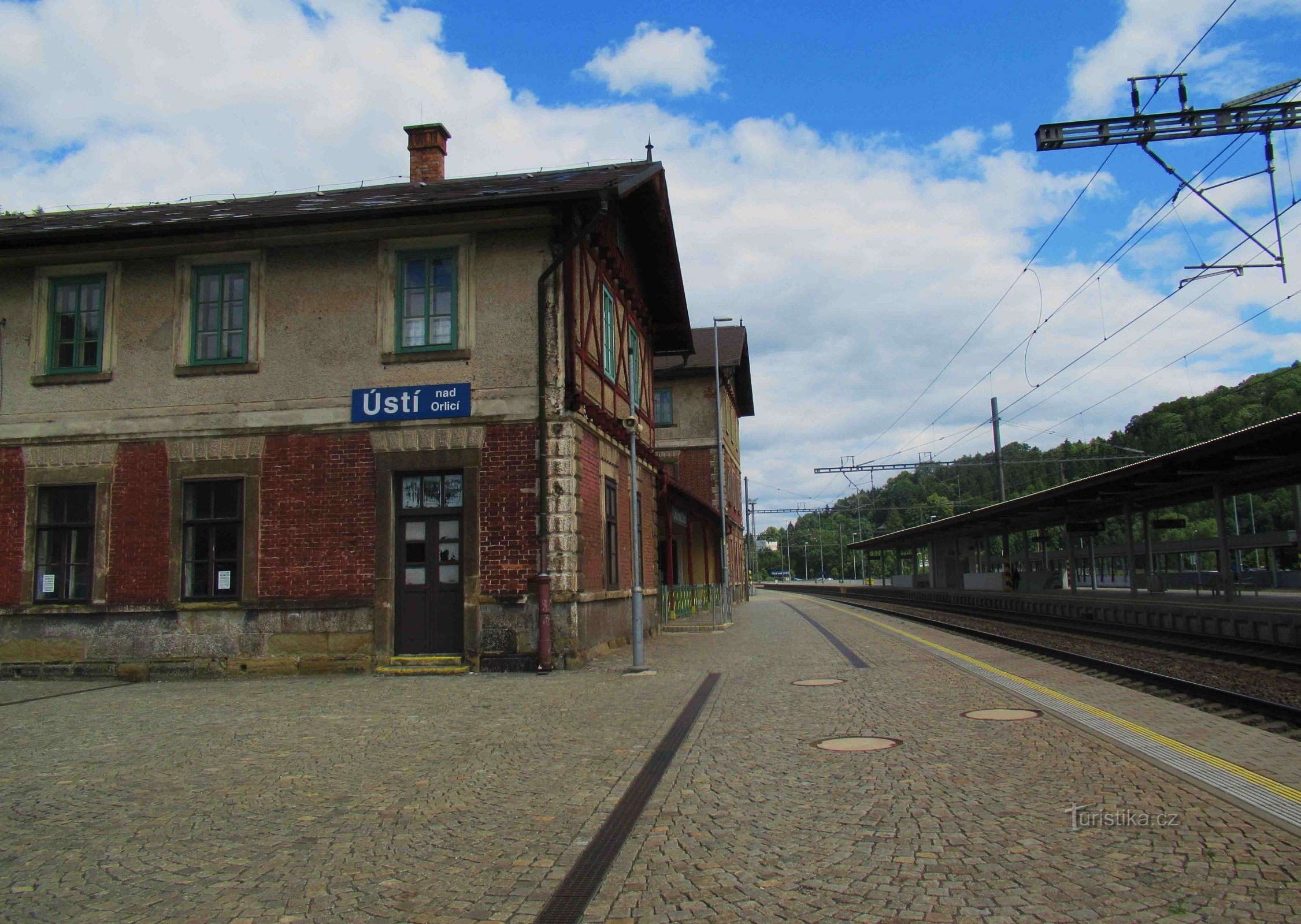 Historisk byggnad av järnvägsstationen i Ústí nad Orlicí