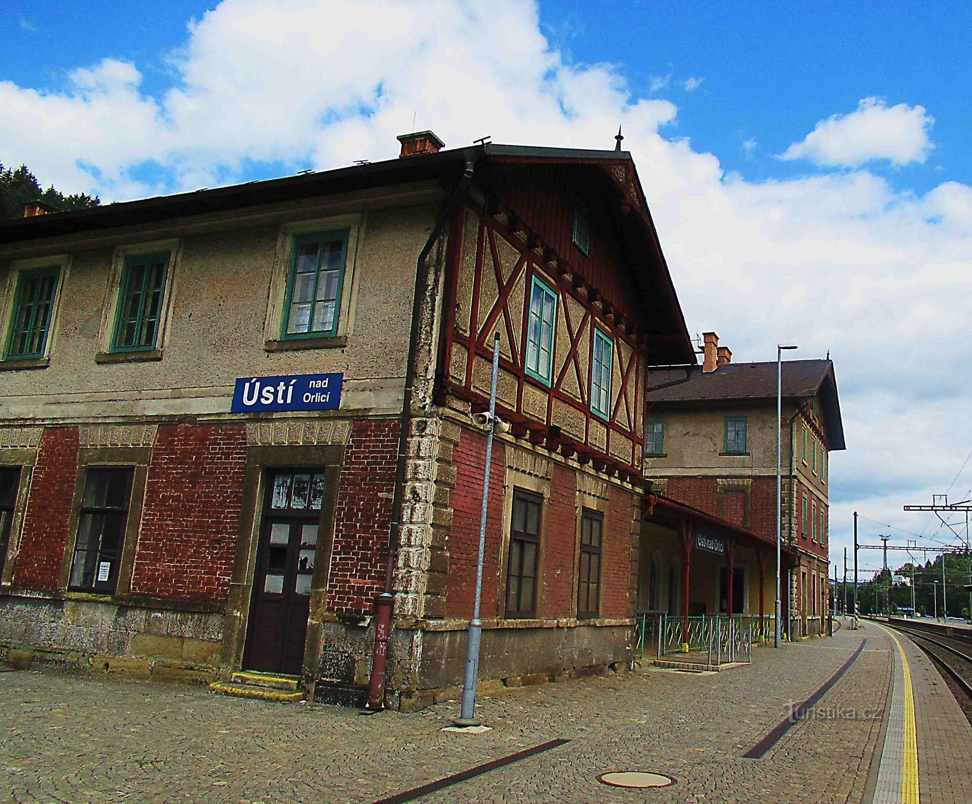 Historisk bygning af jernbanestationen i Ústí nad Orlicí