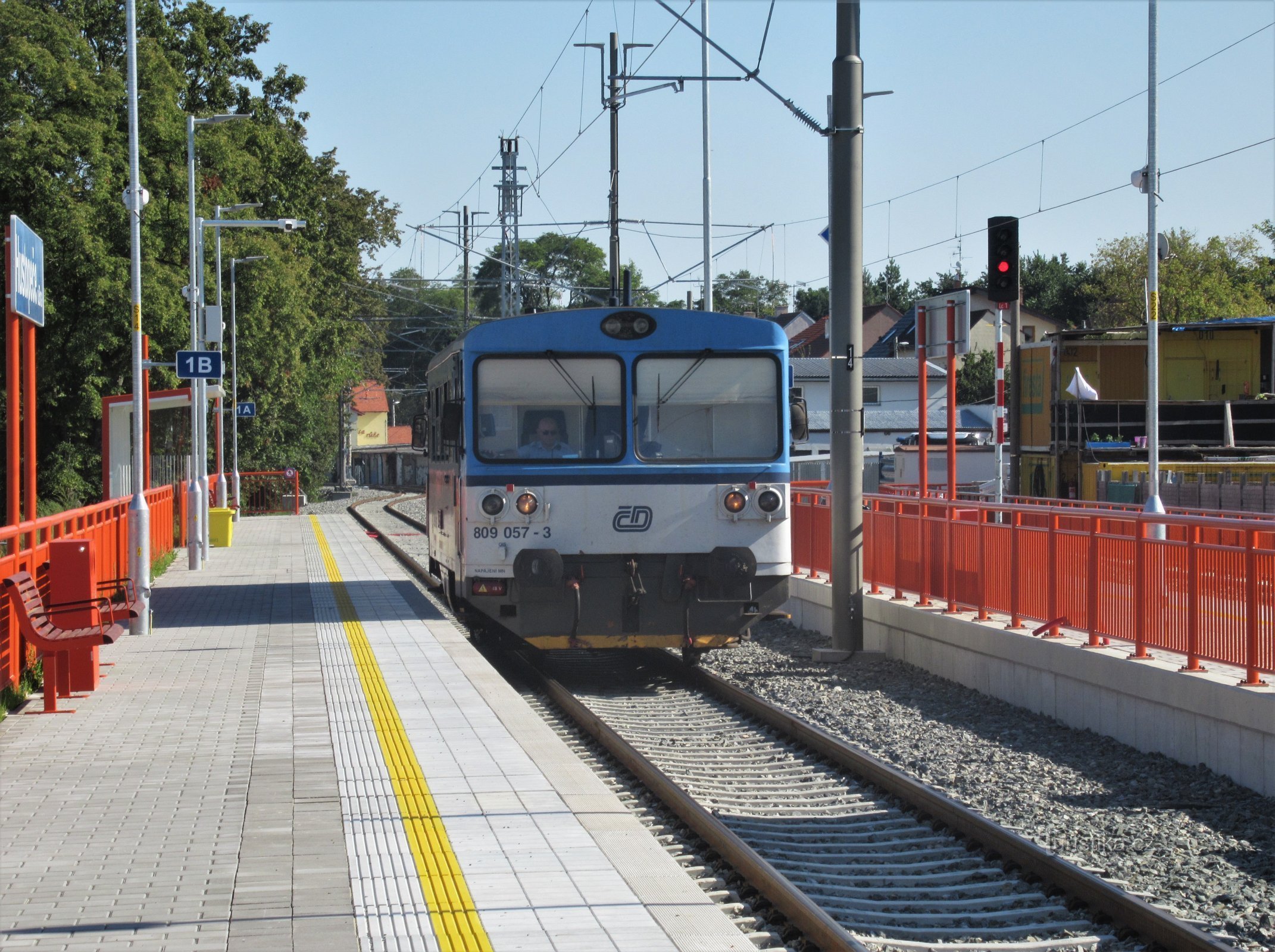 Historiskt foto av den rekonstruerade stationen fortfarande med ett motortåg från början av hösten 2020
