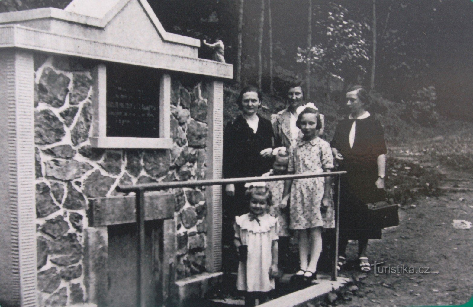 Fotografia istorică a fântânii din 1938 (luată de pe panoul informativ)