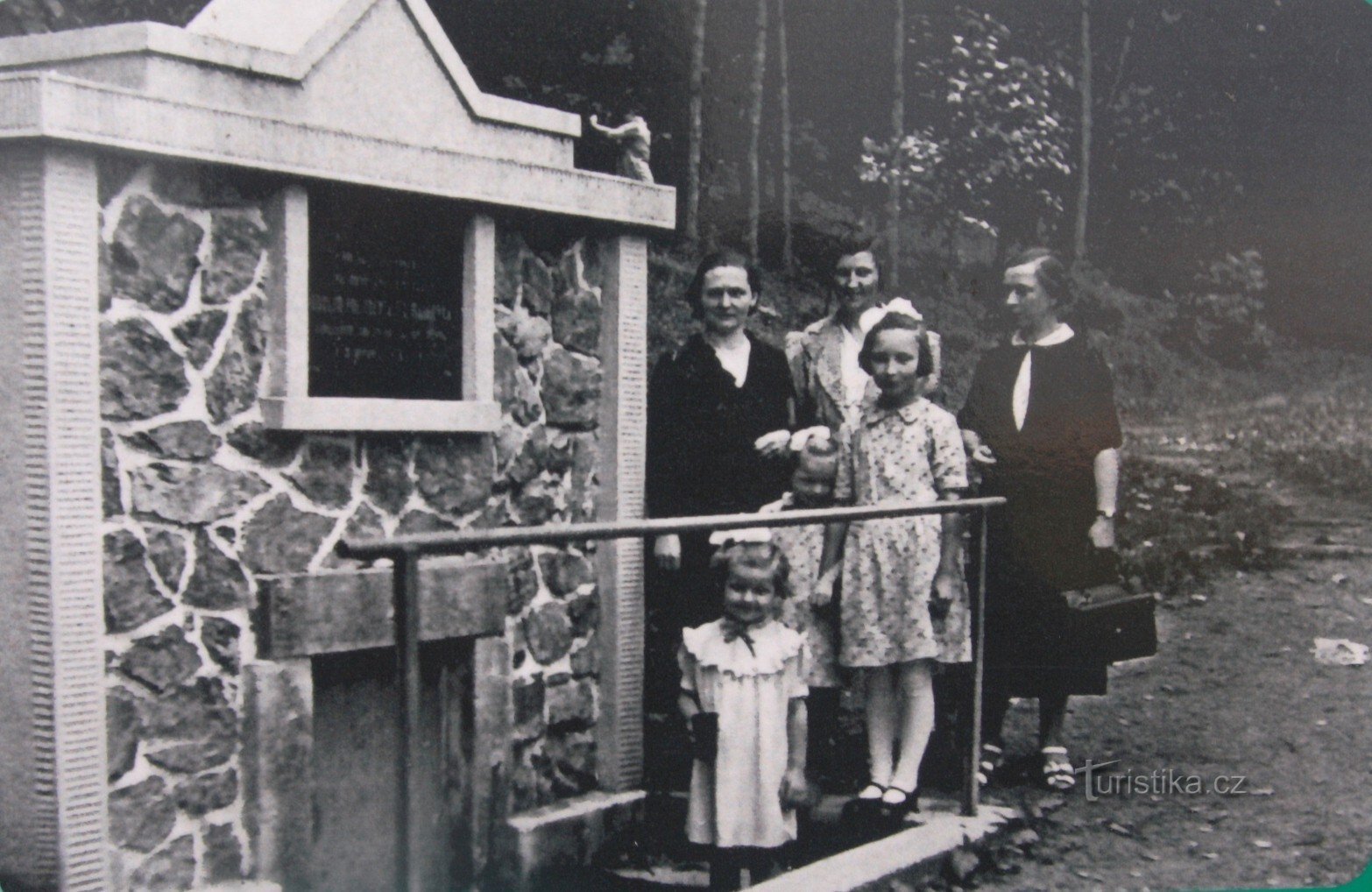 Historical photograph of the well from 1938 (taken from the information board)