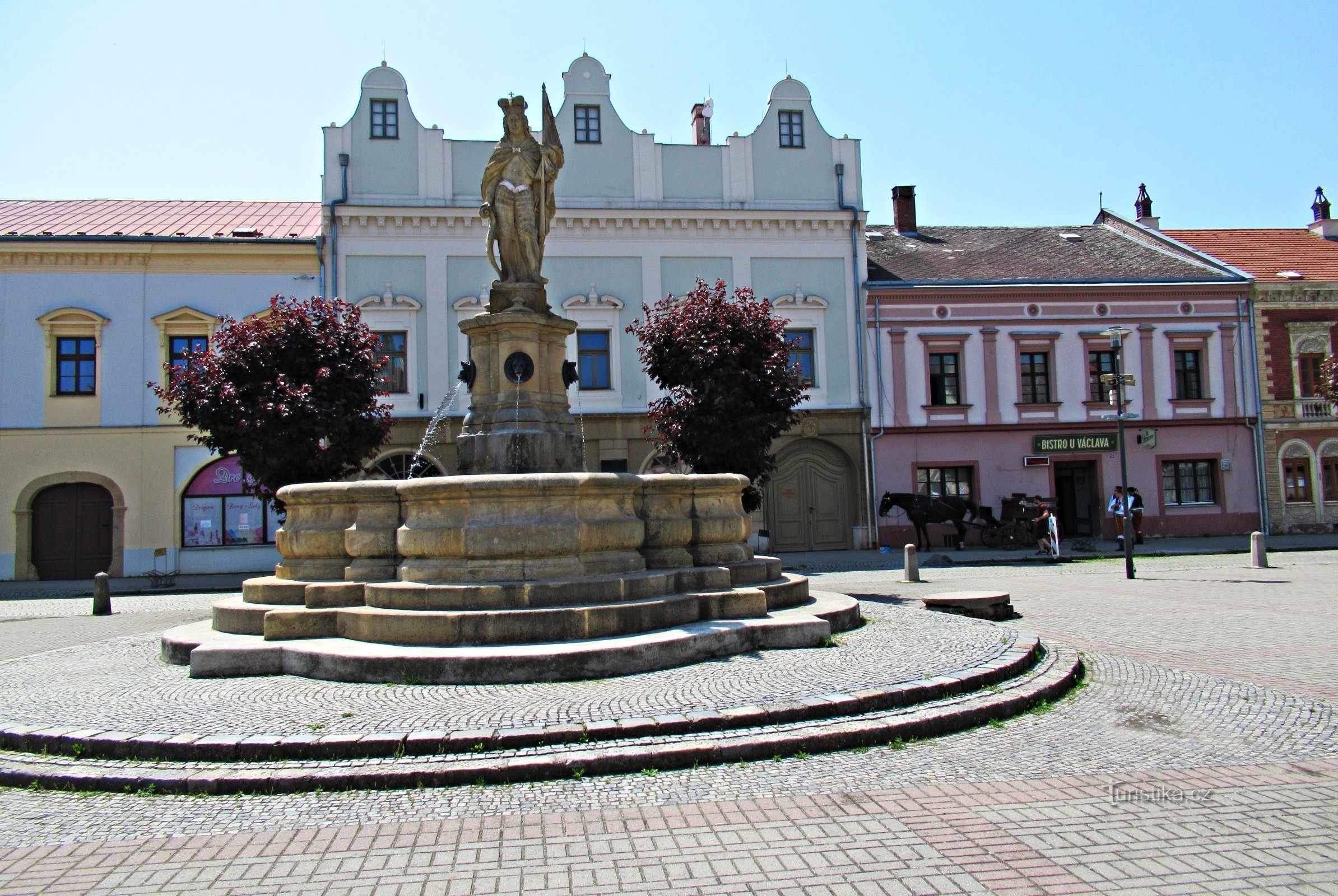 Historická kašna na náměstí v Tovačově