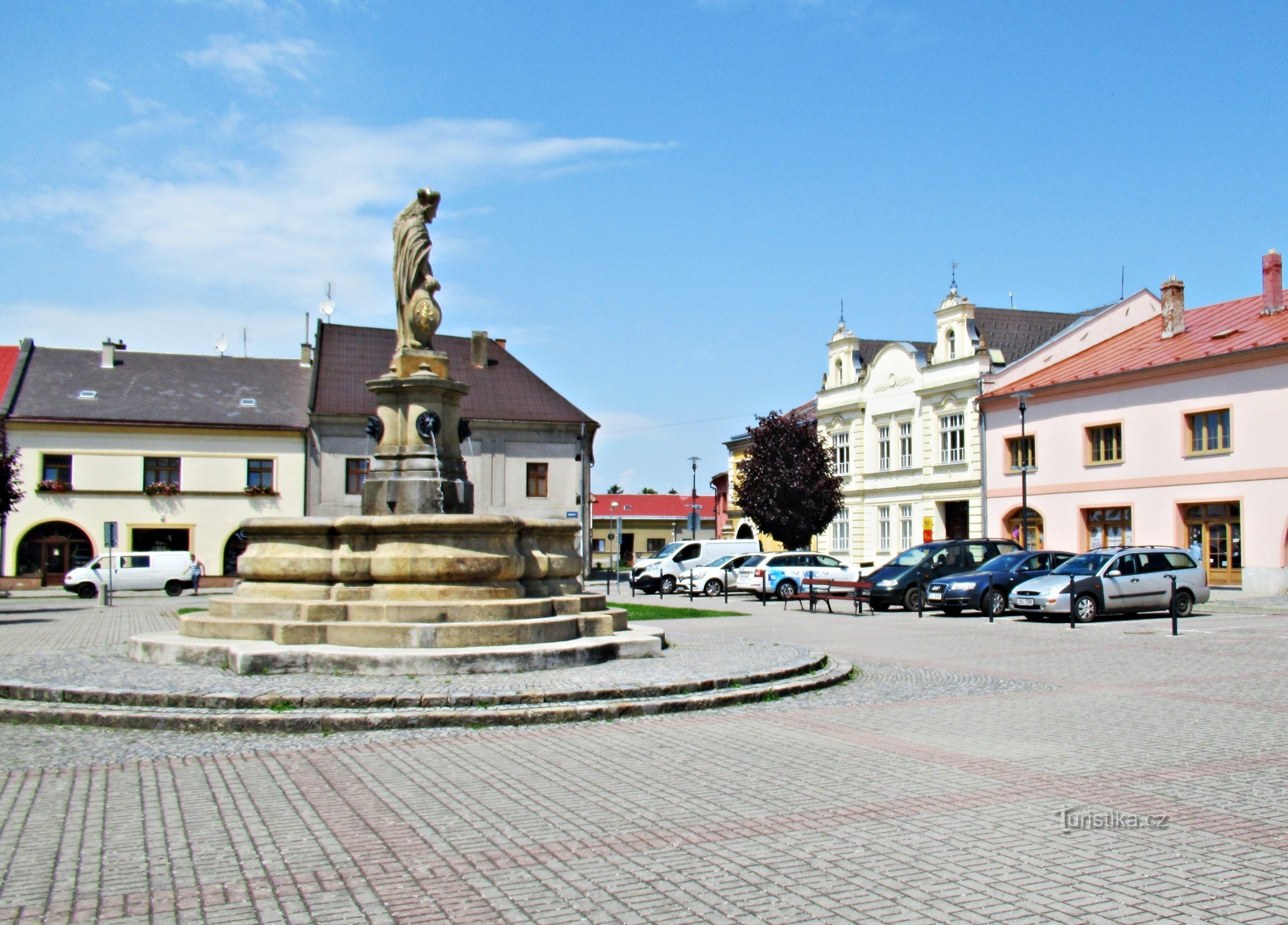 Historischer Brunnen auf dem Stadtplatz in Tovačov