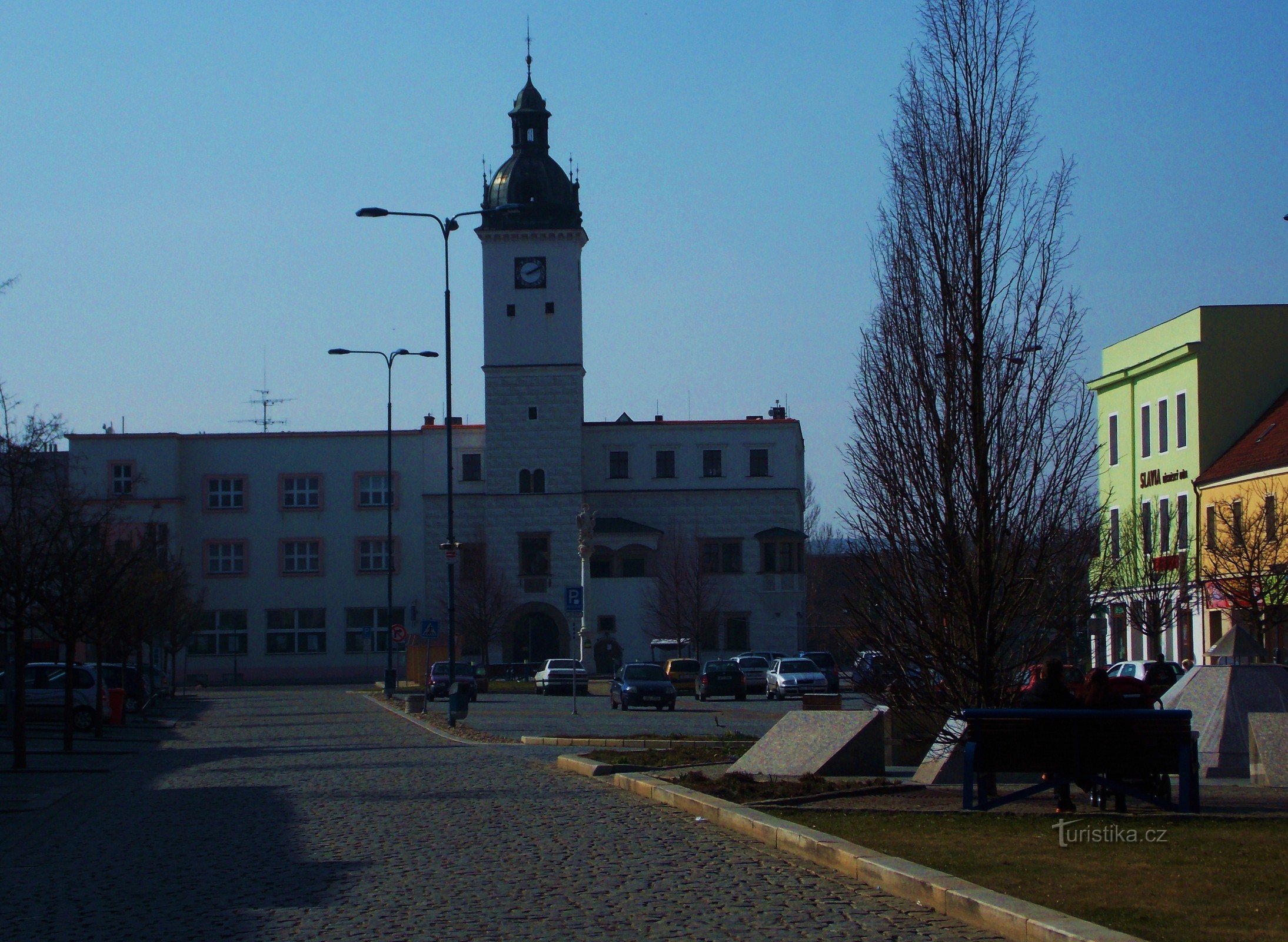 Povijesna gradska vijećnica, spomenik Kyjovu