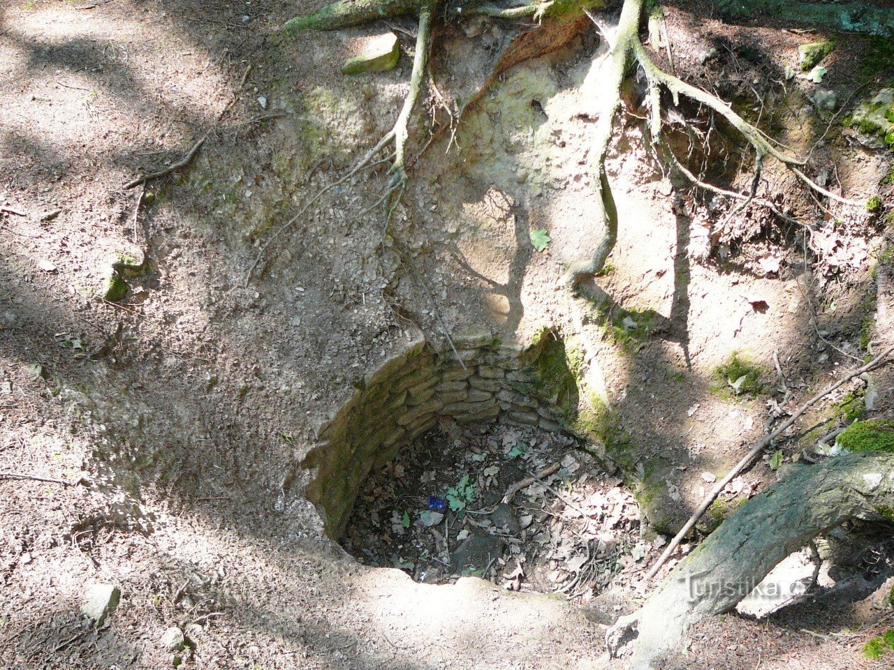 ジャークの旧村にある歴史的な木造の井戸
