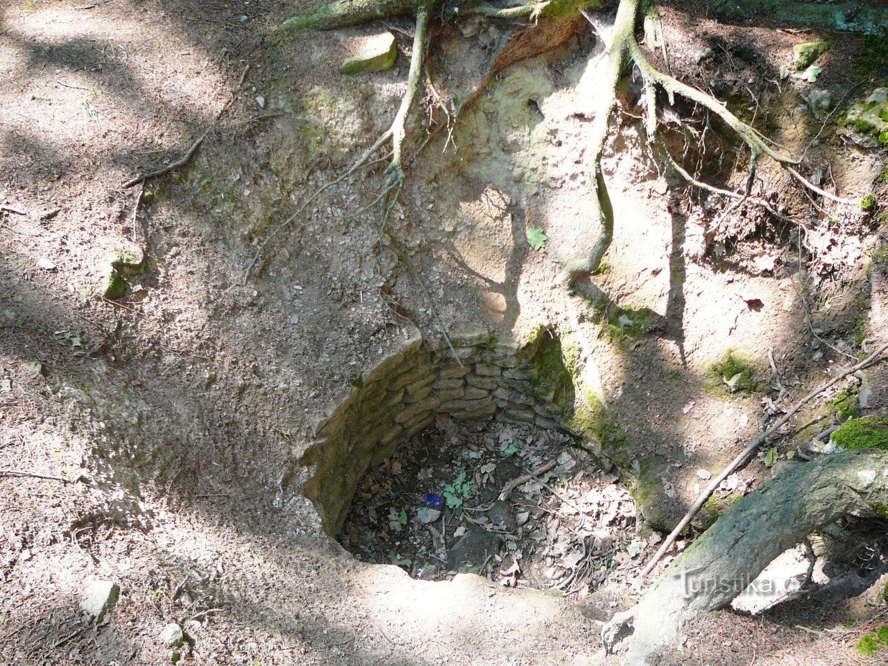 historischer Holzbrunnen im ehemaligen Dorf Žák