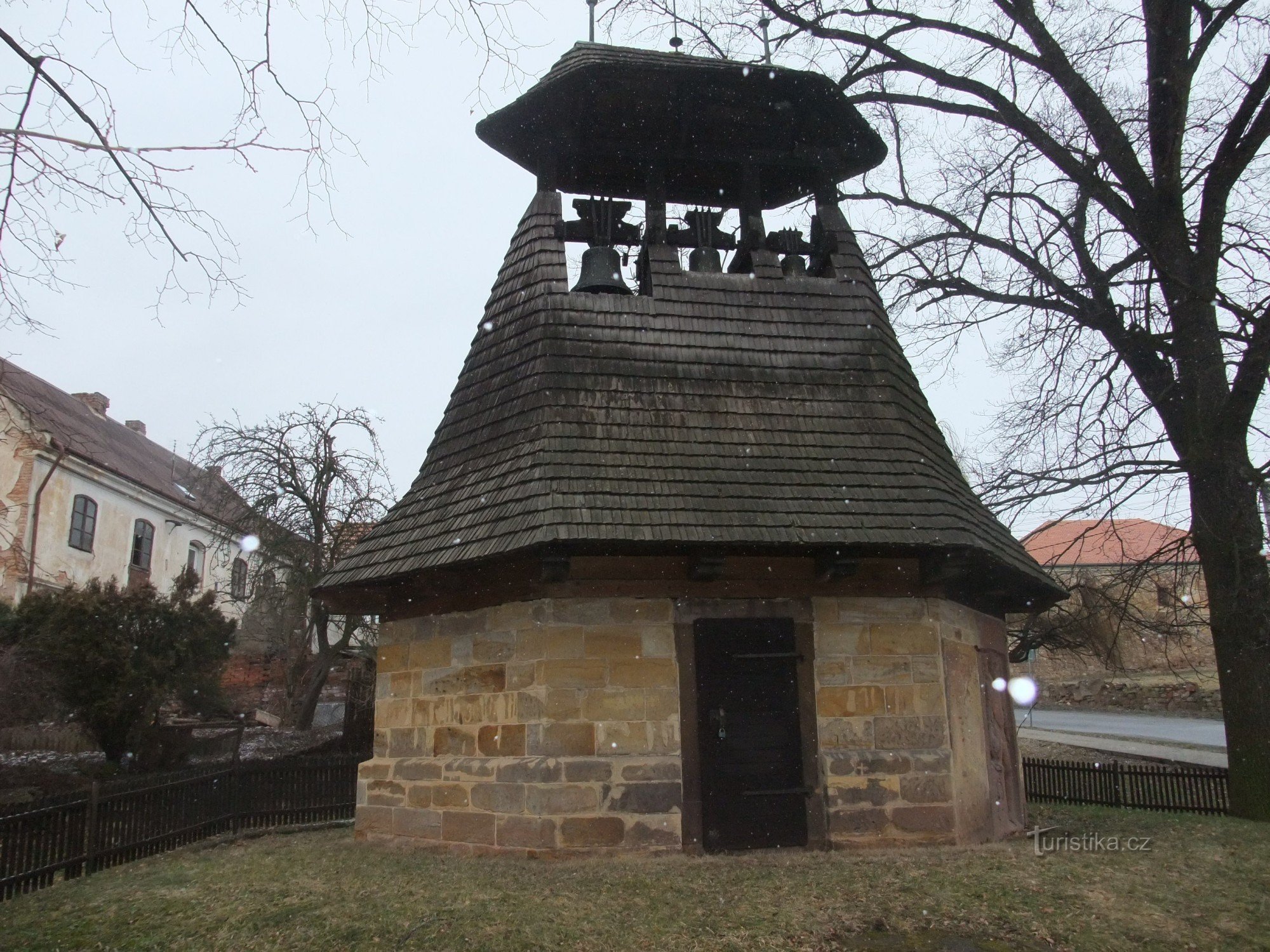 Torre do sino histórico em Neprobylice