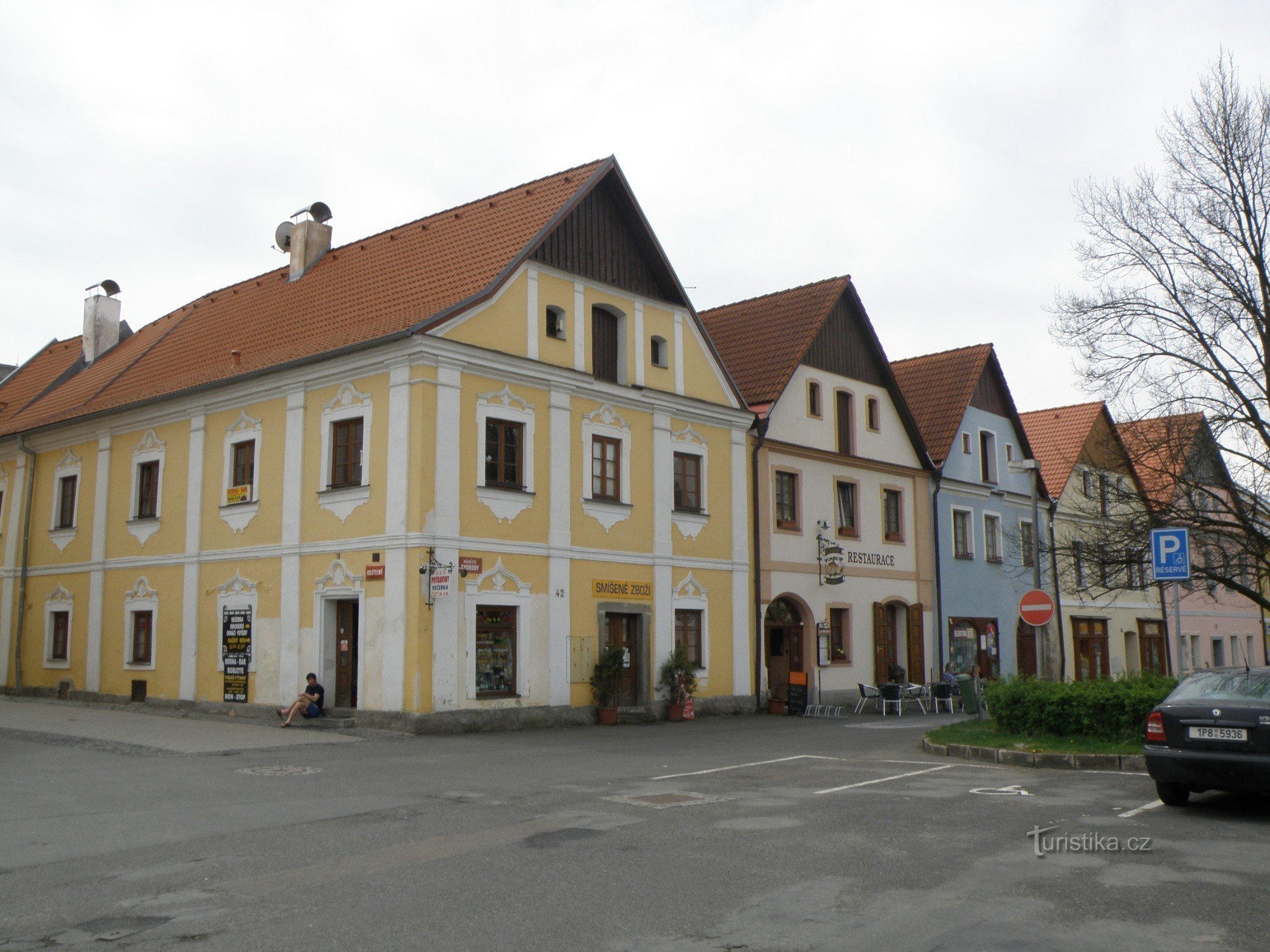 historische Häuser am Platz