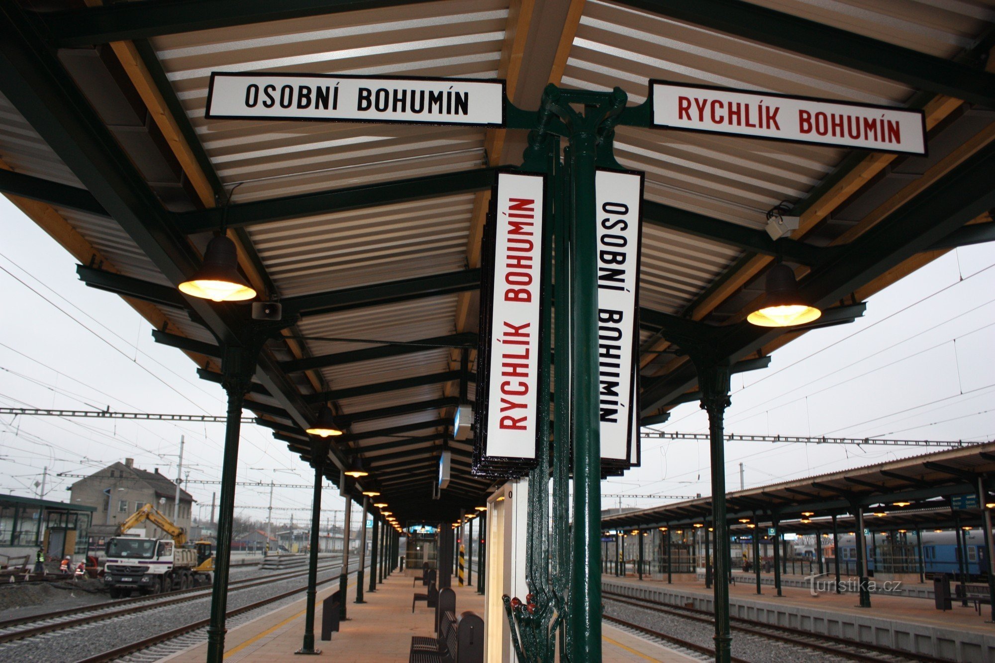 Historické nástupištní informační tabule na druhém nástupišti železniční stanice