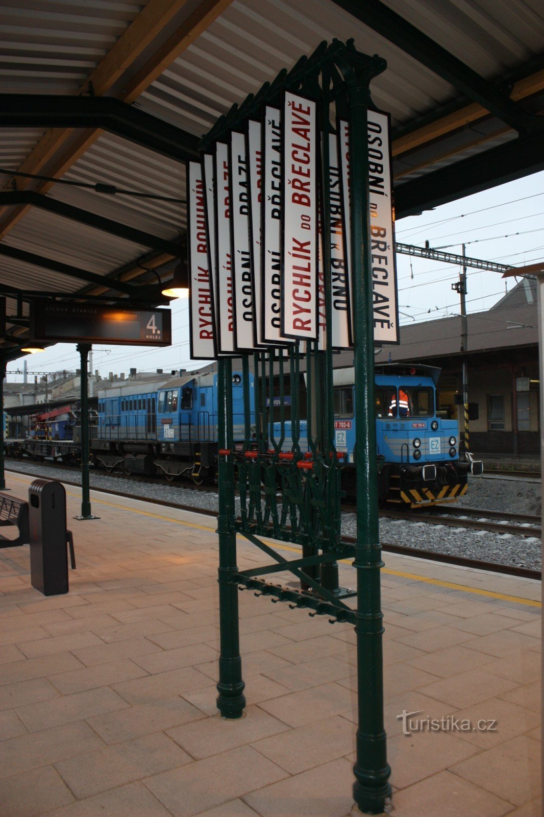 Zabytkowa tablica informacyjna peronu na drugim peronie dworca kolejowego