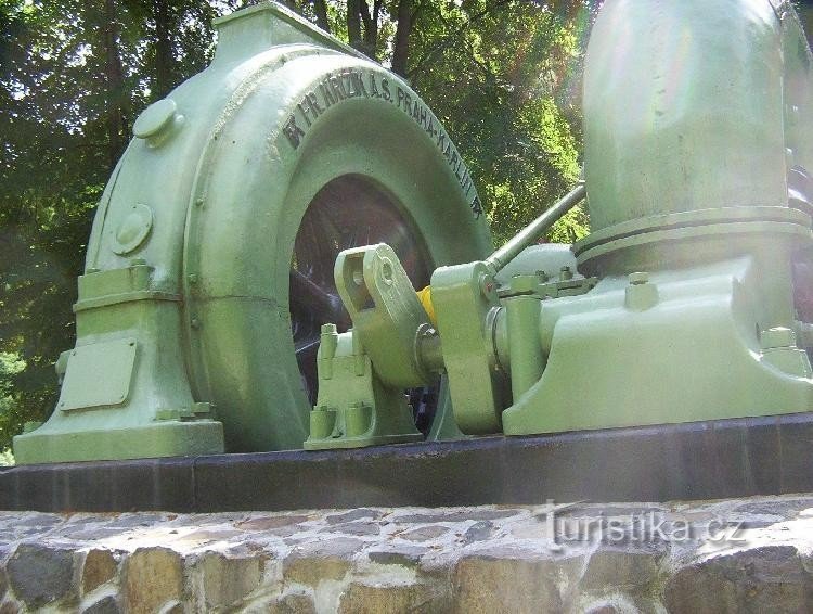 Historische turboset van de kleine waterkrachtcentrale Spálov