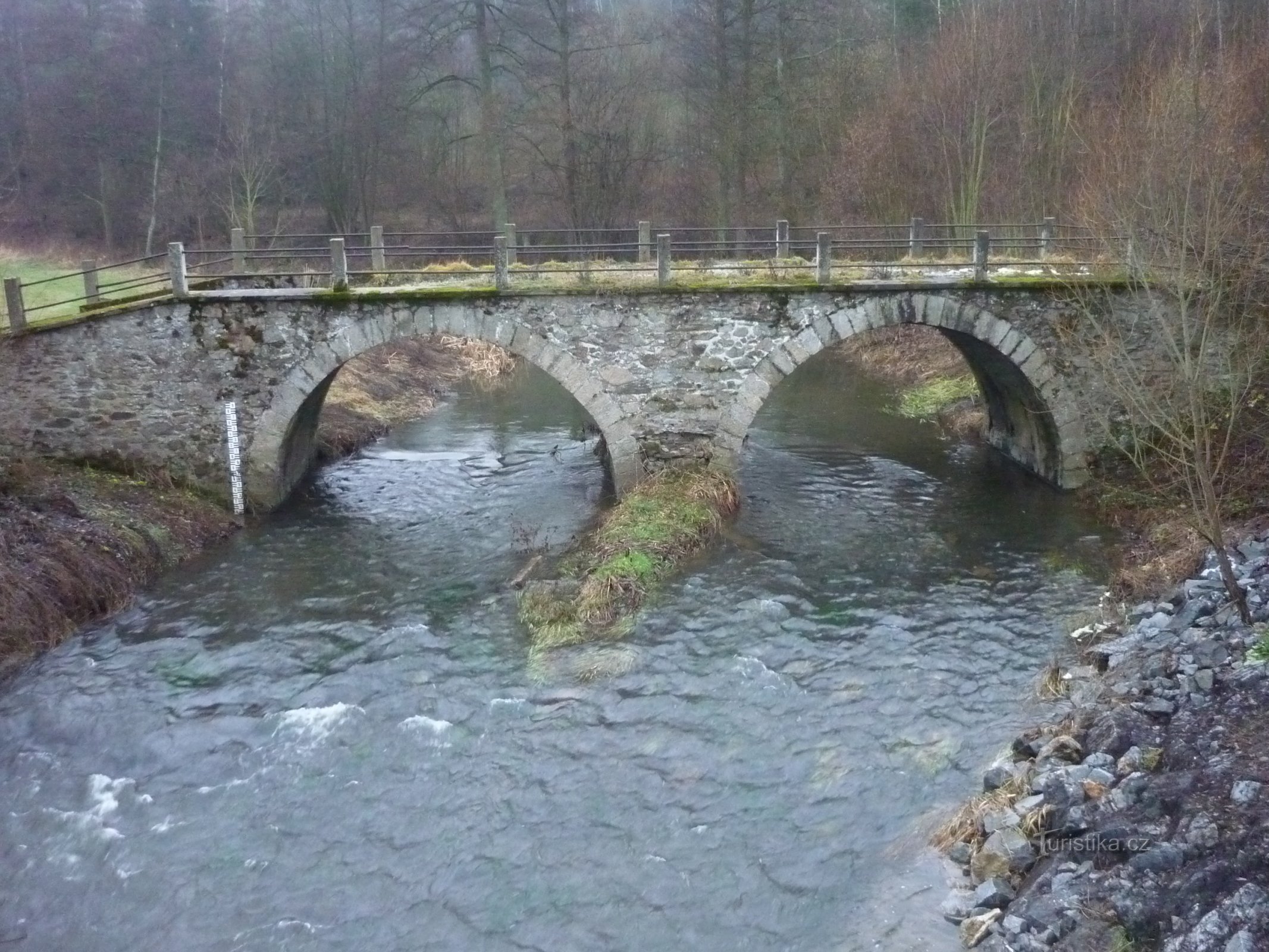 Historische stenen brug over de rivier de Sázava