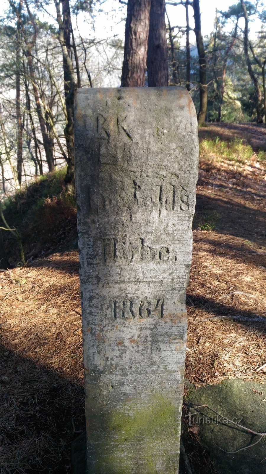 Zgodovinski kamniti steber na razgledni točki Labská stráž.