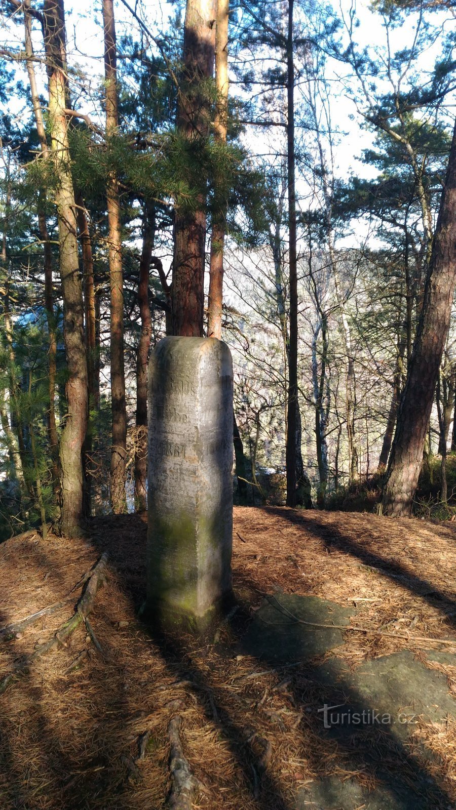 Zgodovinski kamniti steber na razgledni točki Labská stráž.