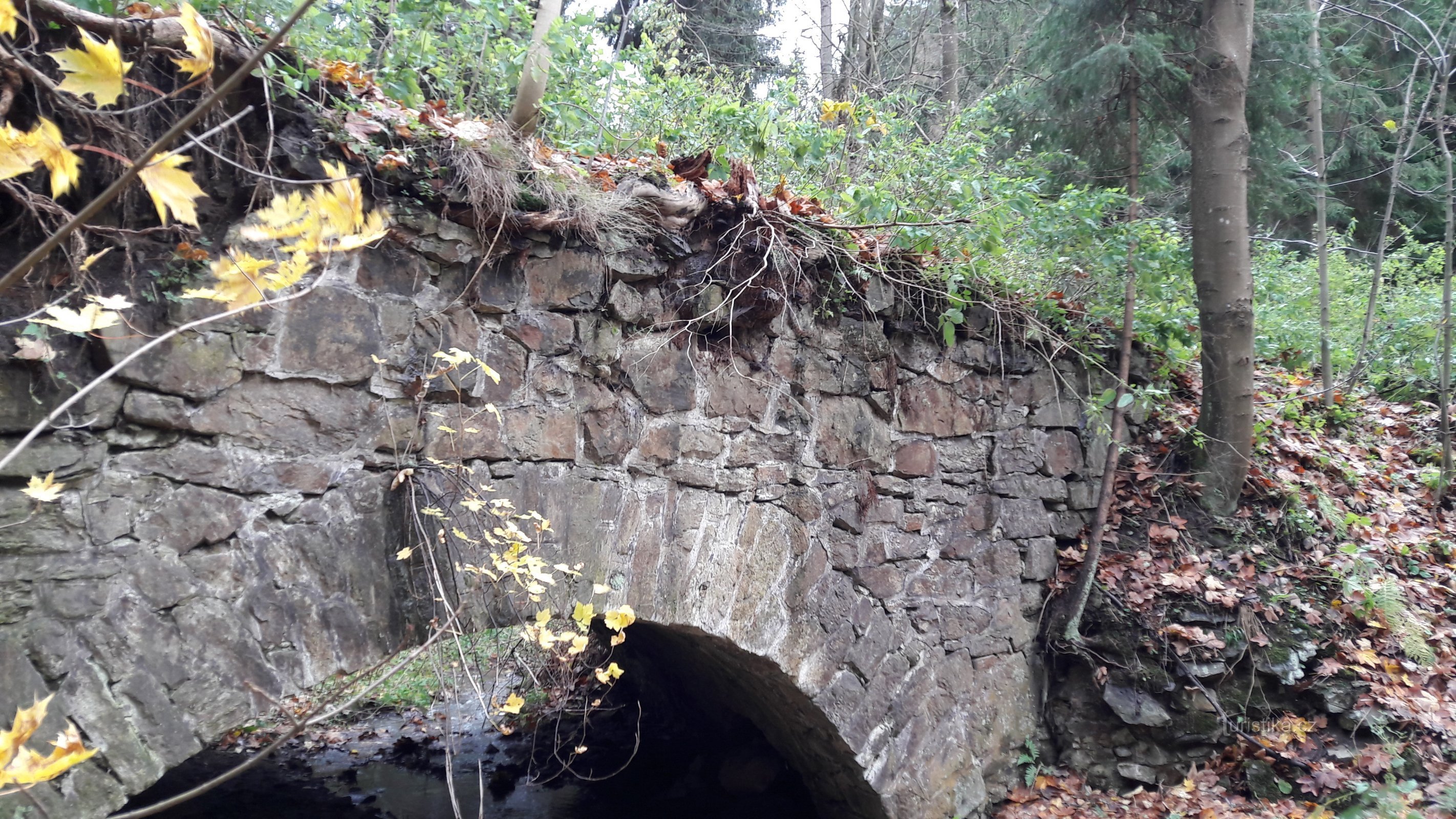 Historic bridge under Henčov