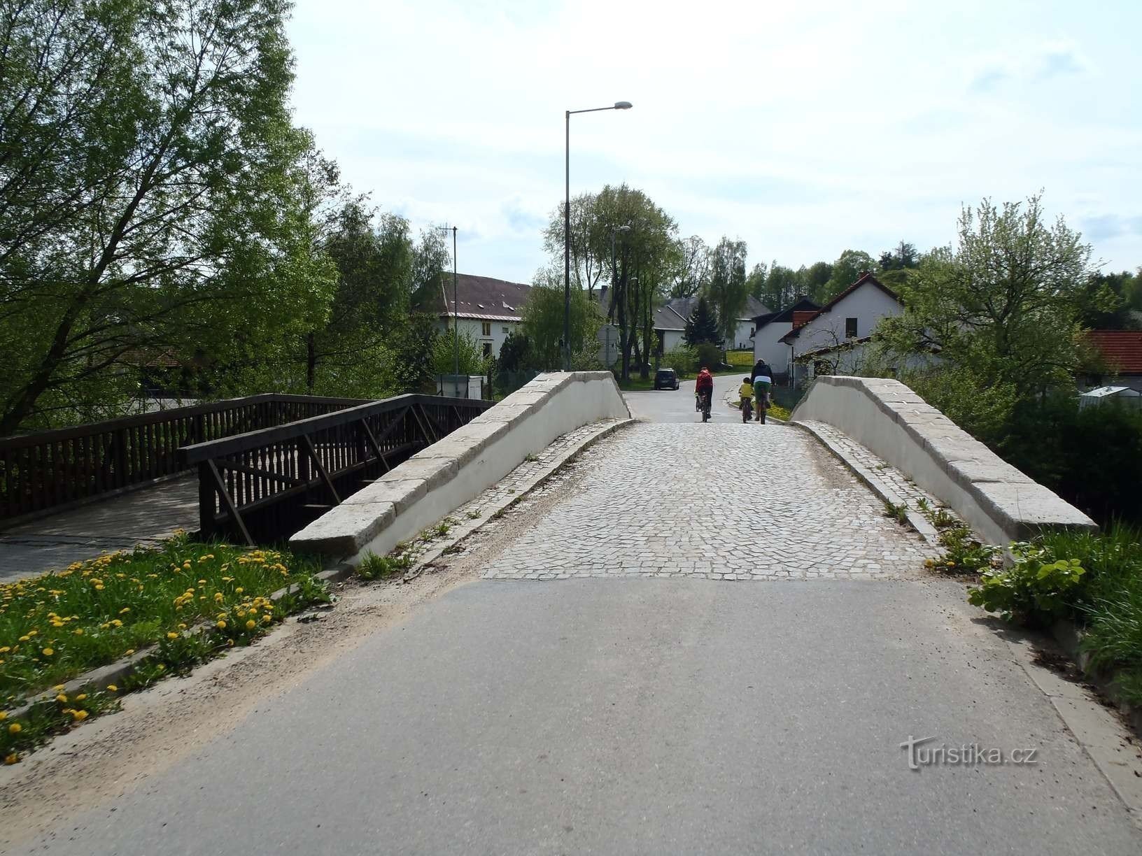 Zabytkowy most nad Sázavą w pobliżu Cmentarza Dolnego w Žďár nad Sázavou - 5.5.2012