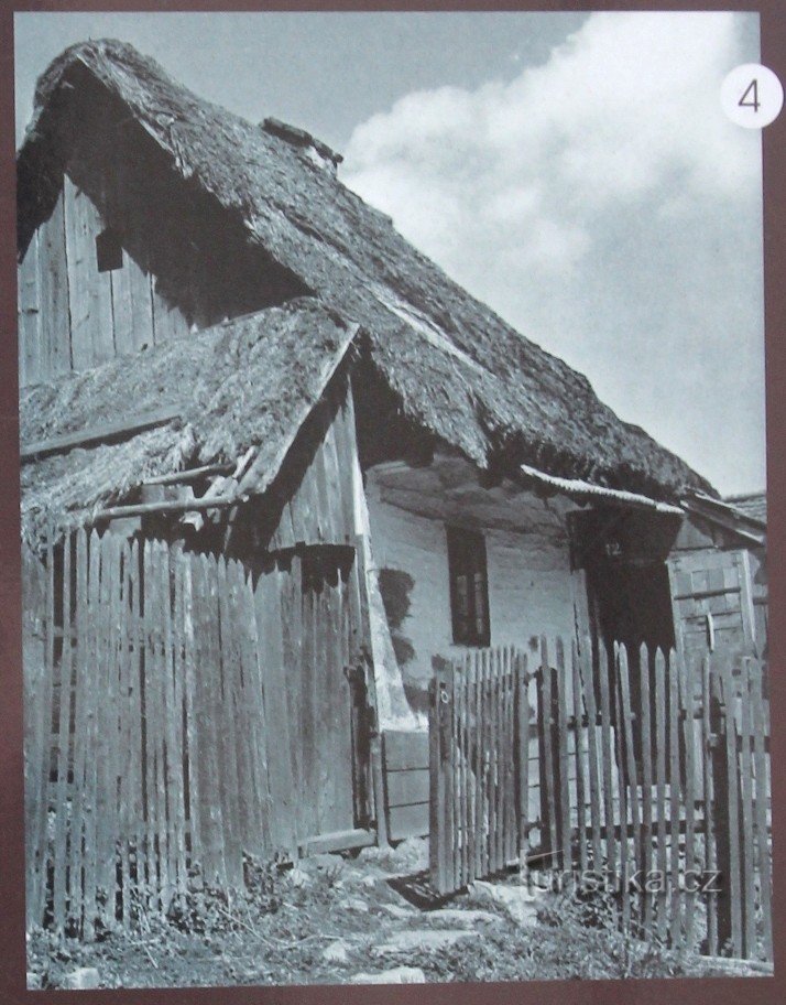 Történelmi kép a kunyhóról, ahol a legenda szerint a mostohaanyának kellett volna laknia (a zi