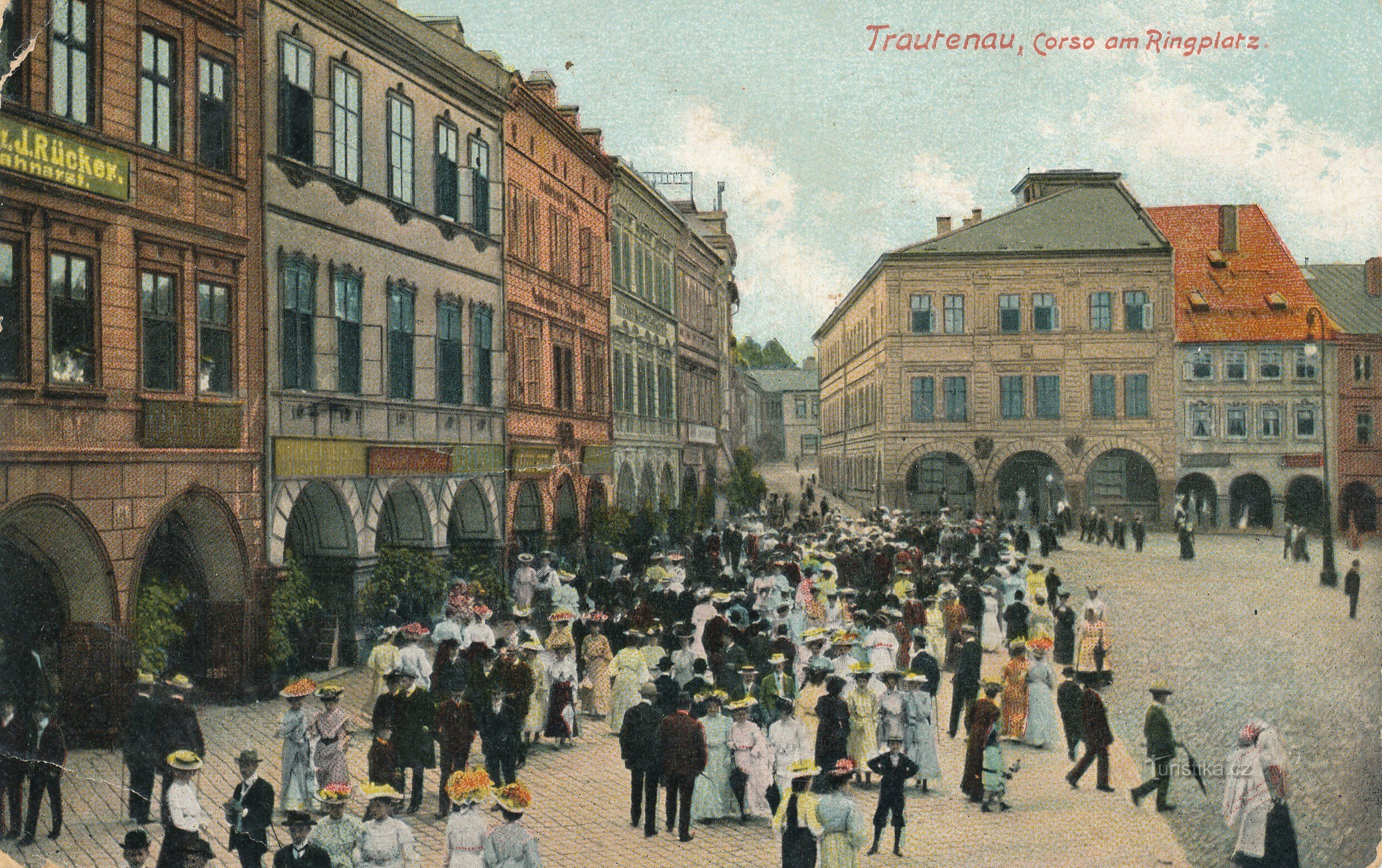 Imagem histórica do corse na Praça Krakonoš em Trutnov