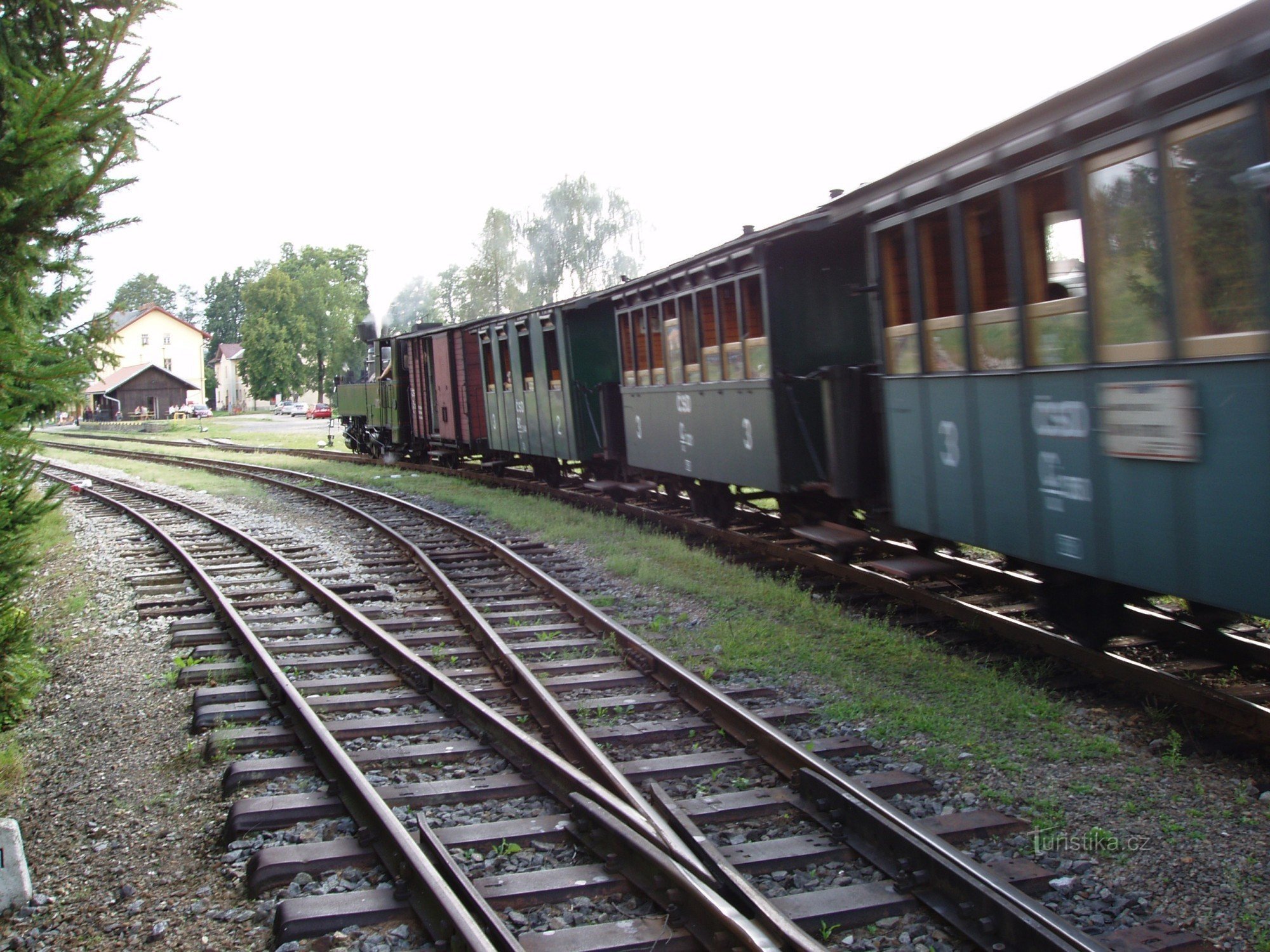 Historický vláček tažený parní lokomotivou U 32. 002 vjíždí do Nové bystřice