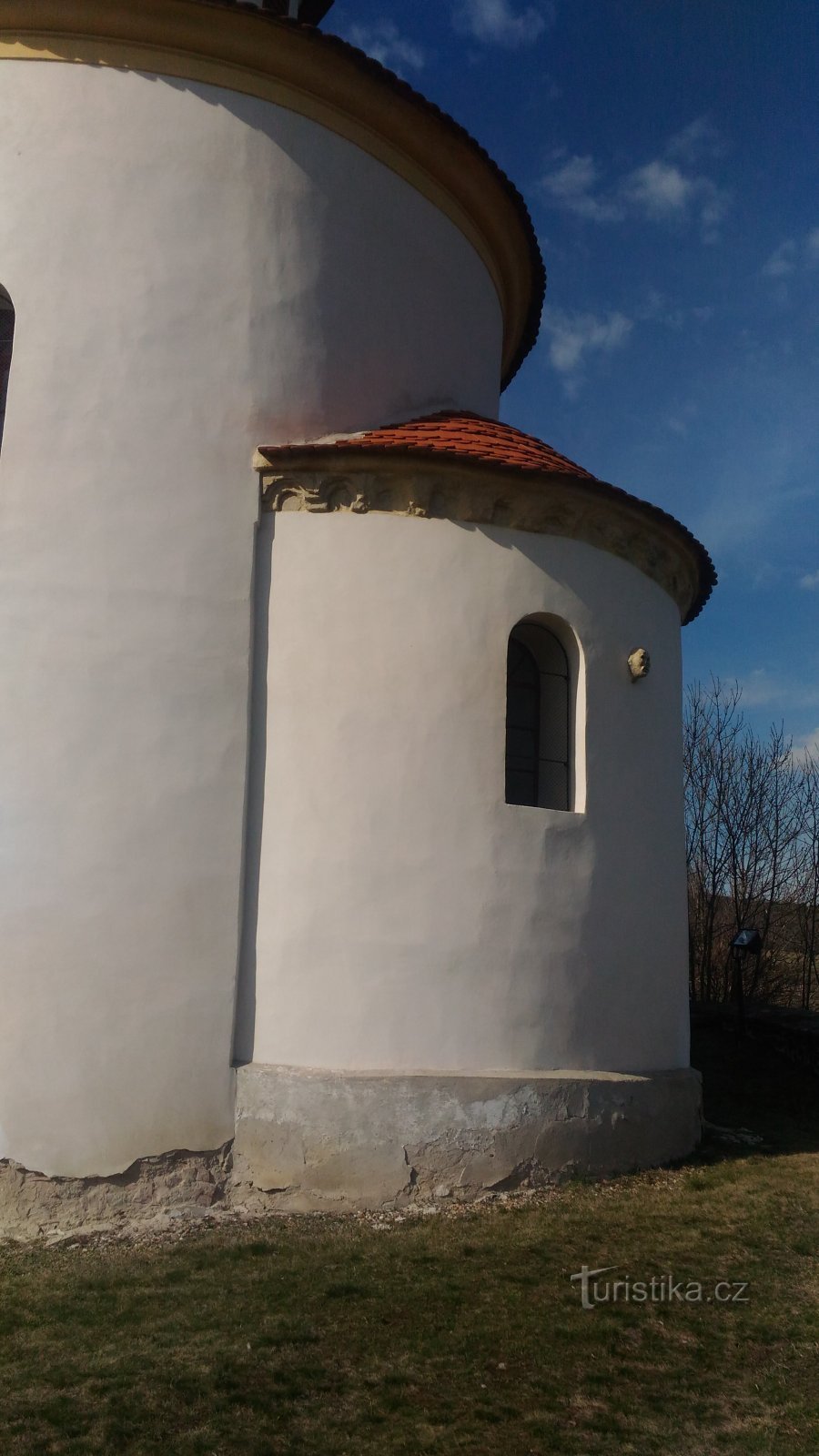 Głowa Turka na małym kościółku w Želkovicach.