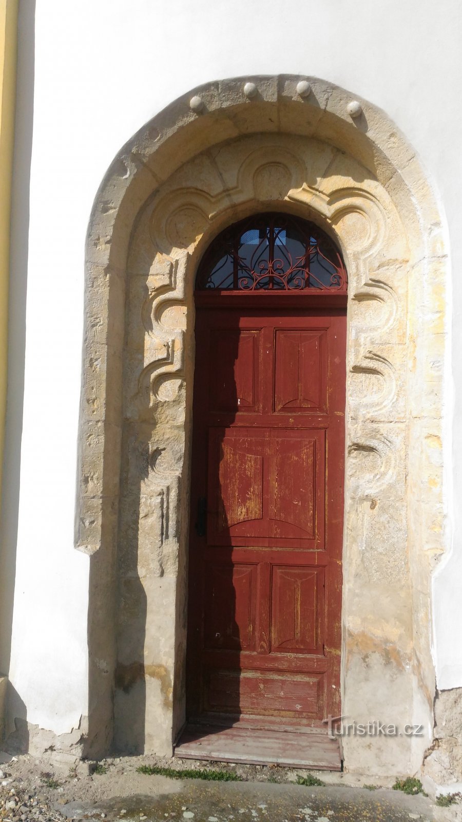 A cabeça de Turk em uma pequena igreja em Želkovice.