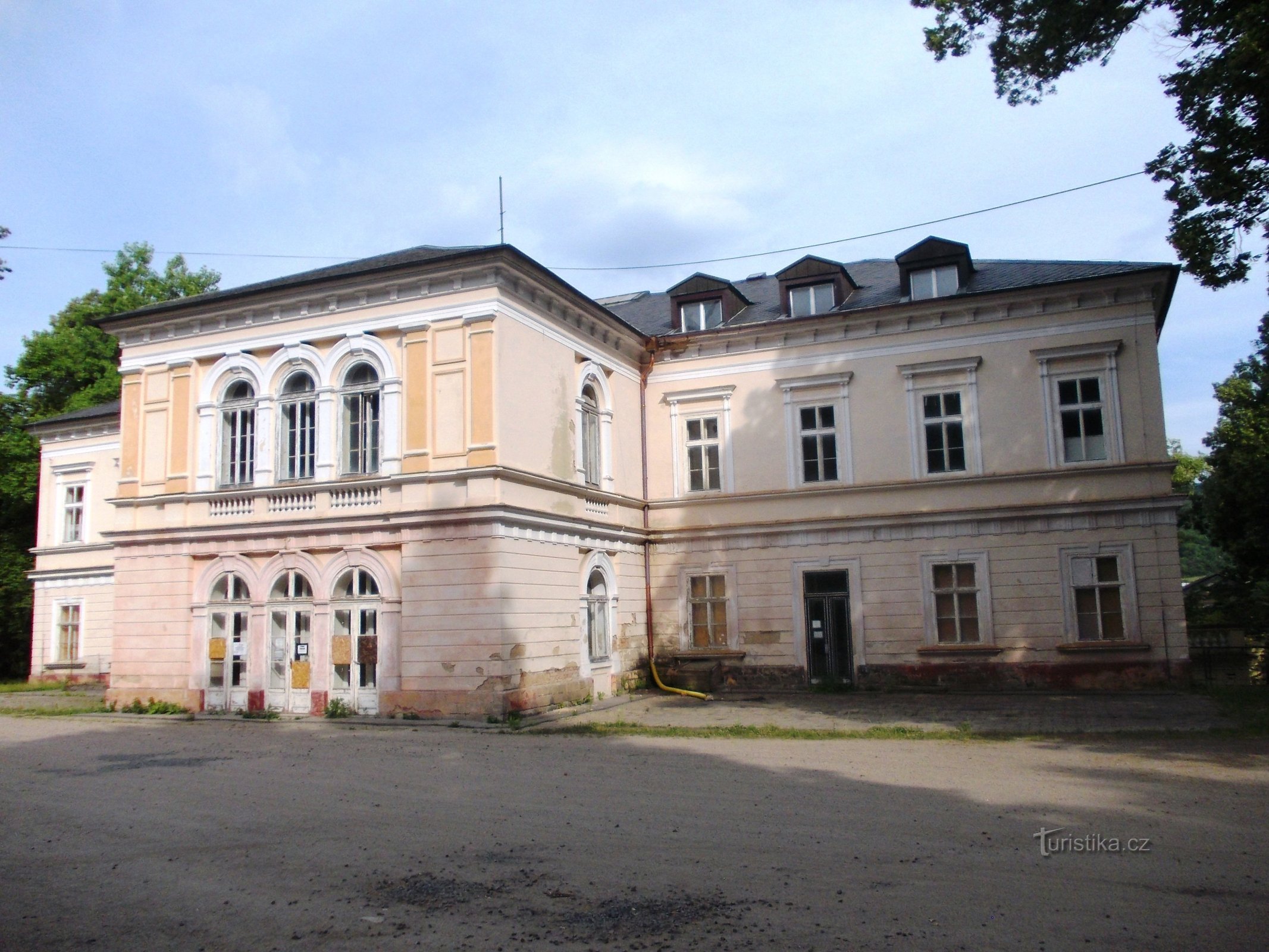 головний корпус із західного боку