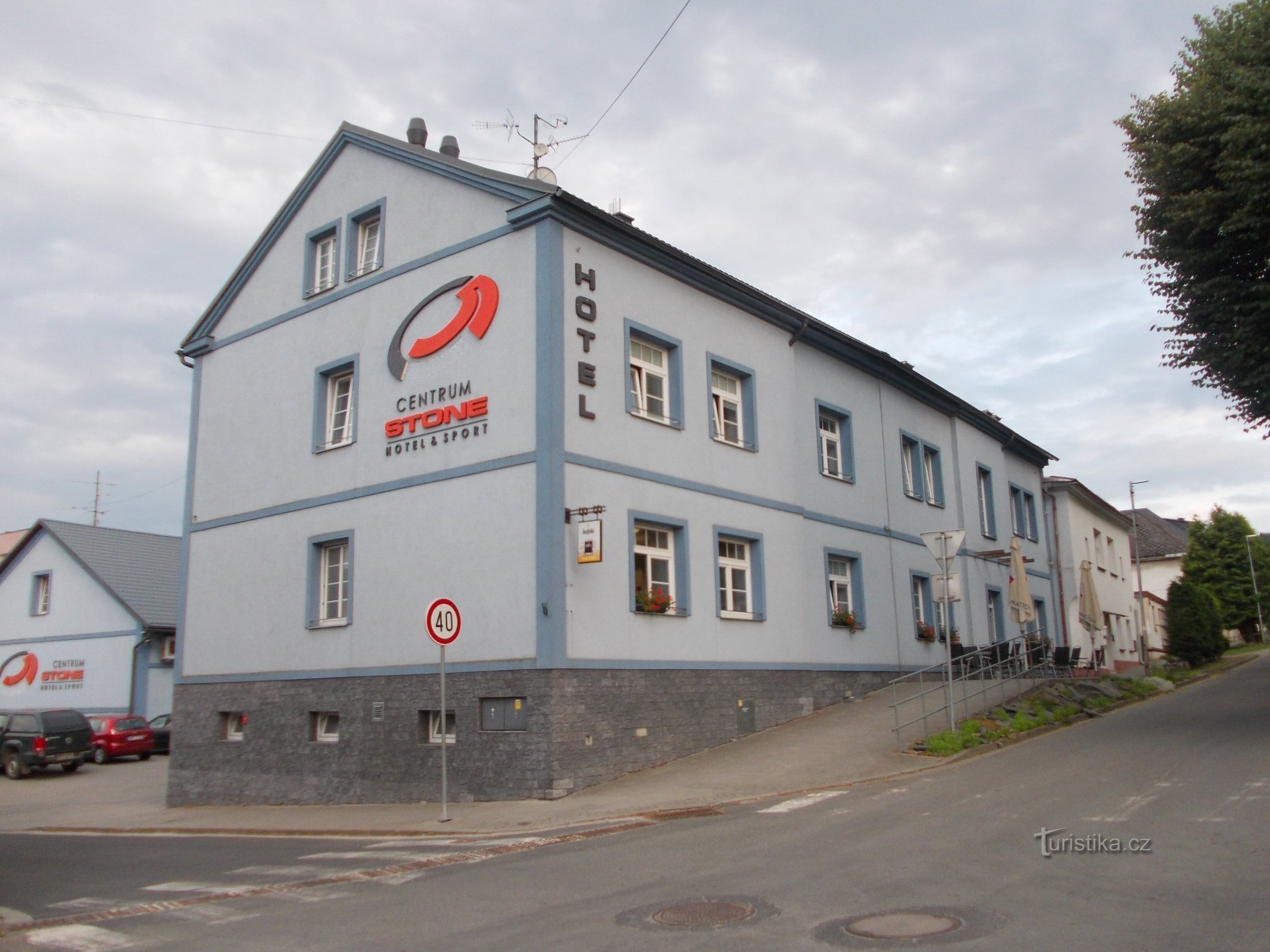 hoveddelen - hotel, parkeringsplads i gården og et idrætsområde med bowling