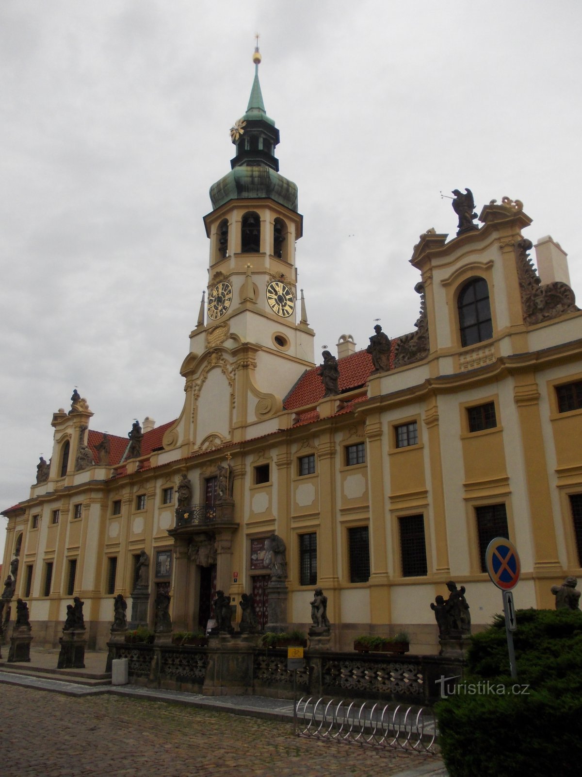 a fachada principal de Loreta