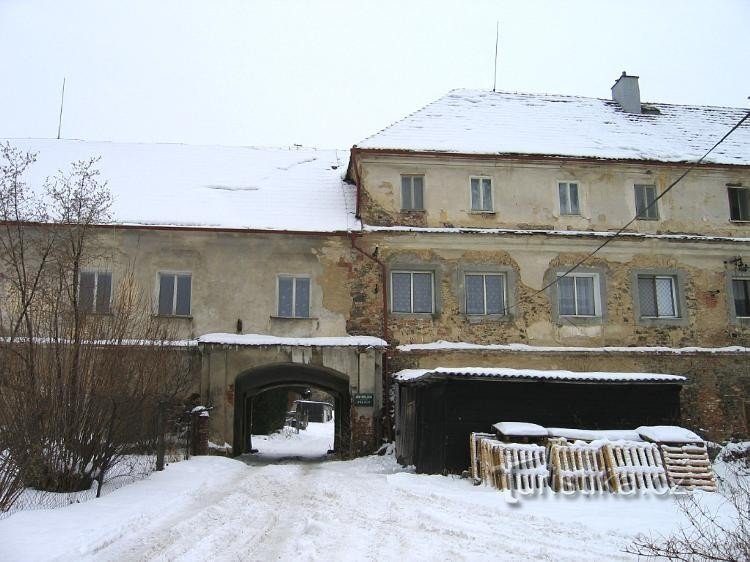 O portão principal para os terrenos do castelo