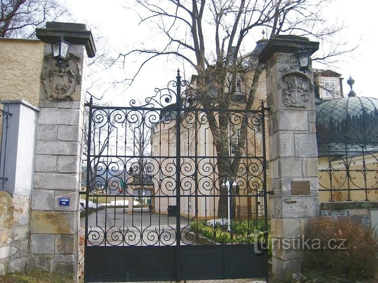 Main gate to the castle grounds: Malá Skála