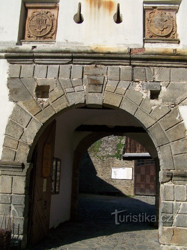 La puerta principal del castillo.