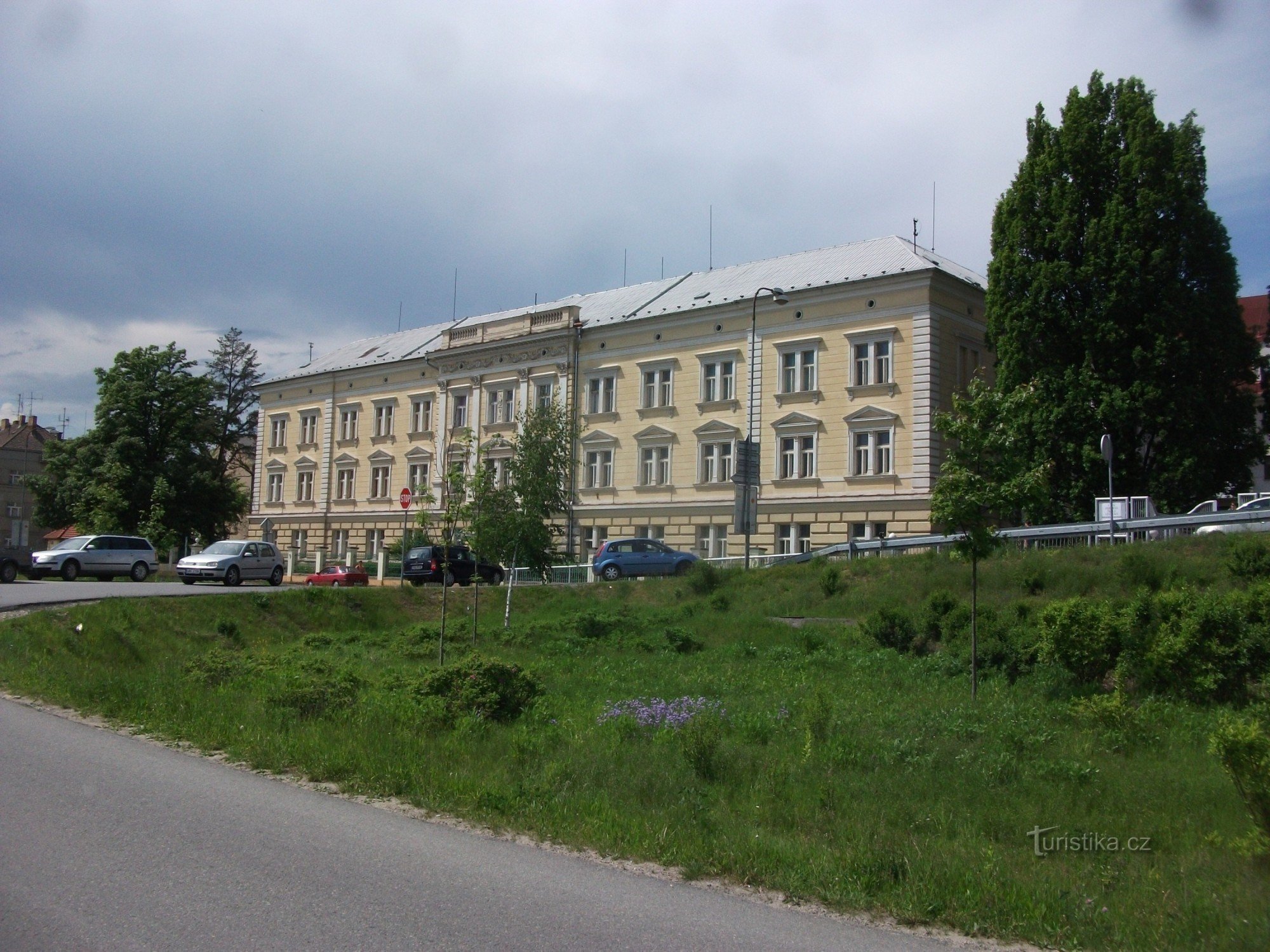 Het hoofdgebouw van de bosbouwschool in Písek