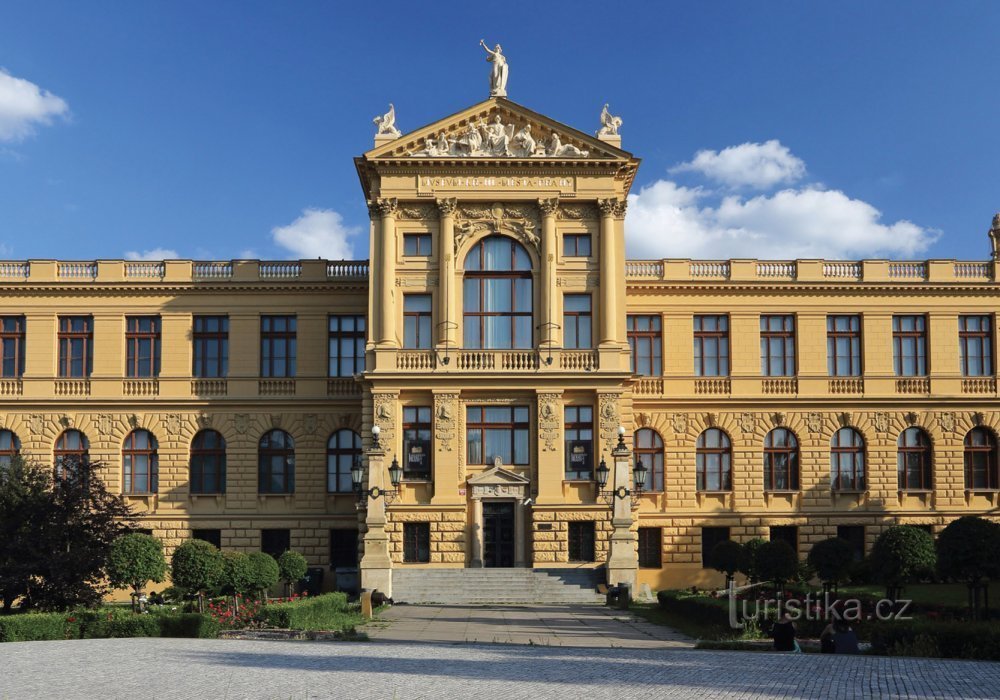 Glavna stavba praškega mestnega muzeja, vir: muzeumprahy.cz